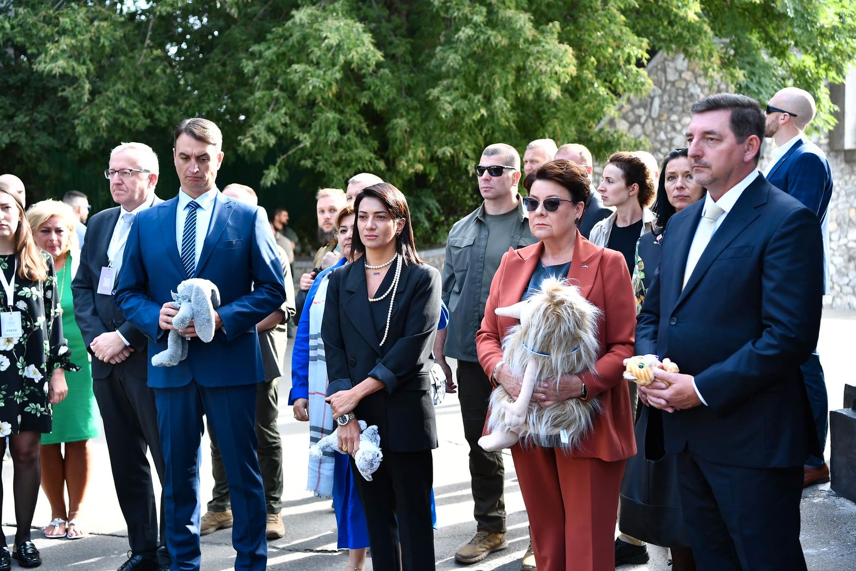 Анна Акопян (в центре) посетила выставку в Киеве, посвященную погибшим на войне детям