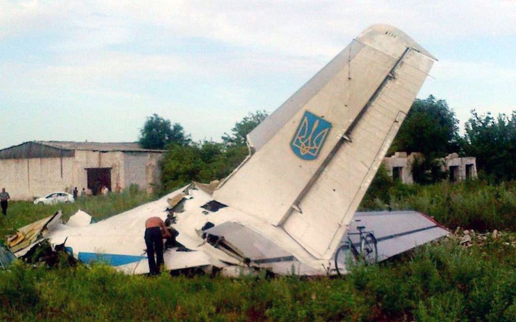 Обломки украинского Ан-26, сбитого 14 июля 2014 года. Самолет принадлежал 456-й транспортной авиабригаде (в/ч А-1231), с базированием в Гавришовке под Винницей. Из восьми находившихся на борту самолета членов экипажа два погибли, два попали в плен, и четыре благополучно добрались до безопасного района