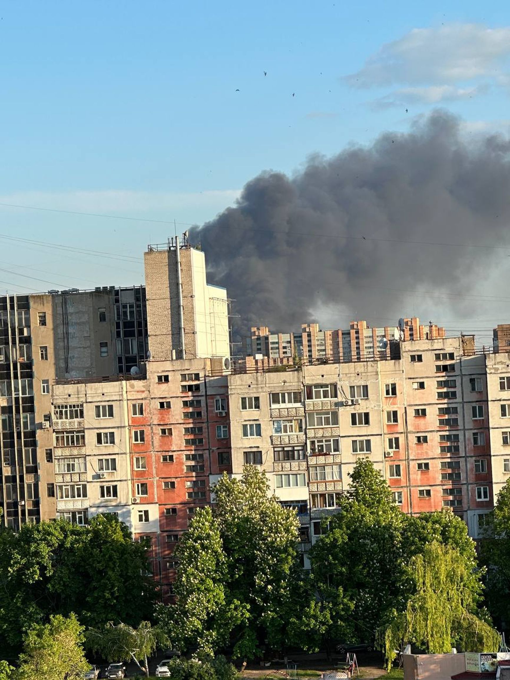 Дым на месте попаданий ракет Storm Shadow по объектам в Луганске
