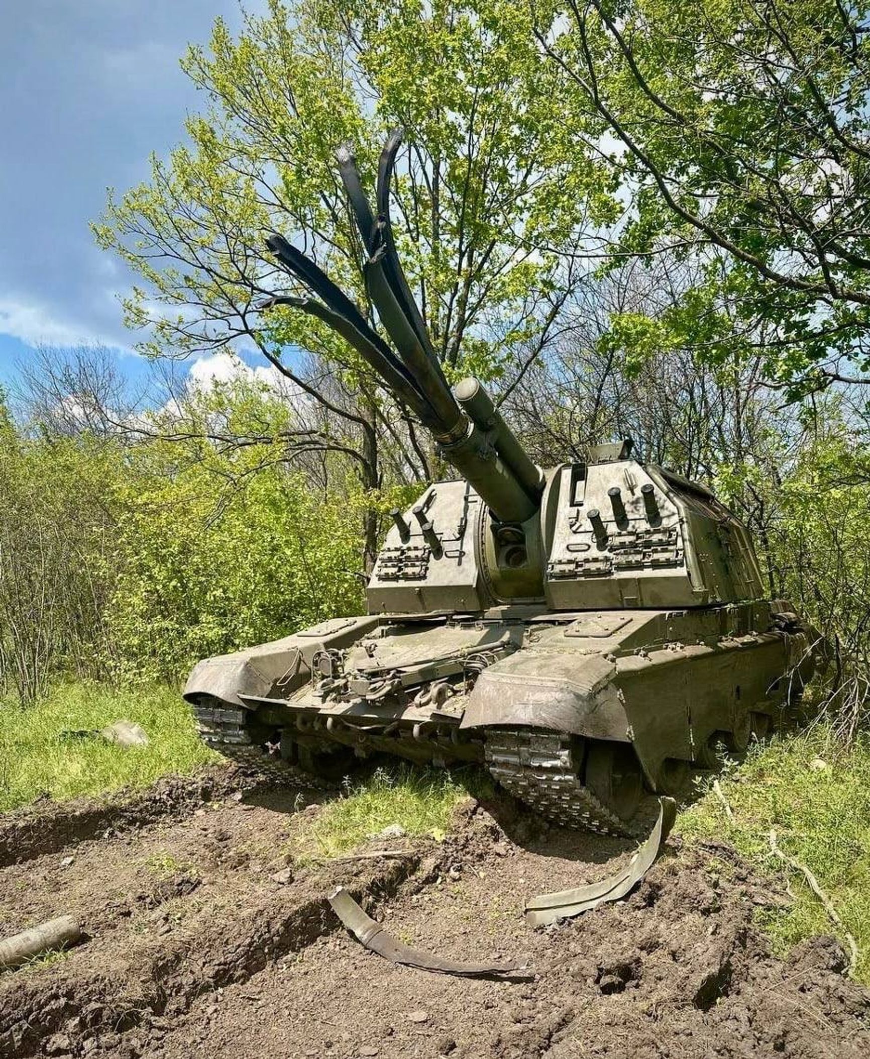 Российская самоходная артиллерийская установка «Мста-С» с разорванным стволом
