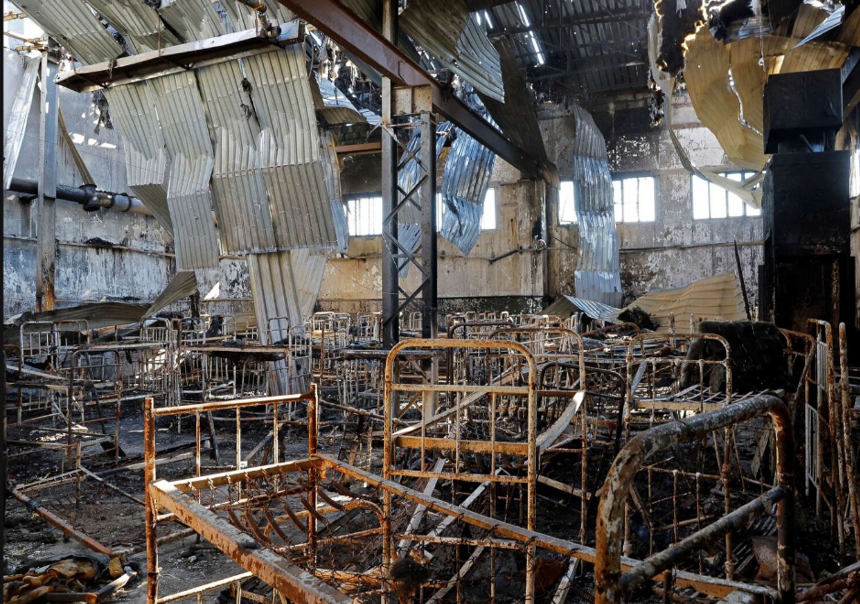 Внутри барака в колонии в Еленовке, где в результате взрыва погибли более 50 украинских военнопленных, 10 августа 2022