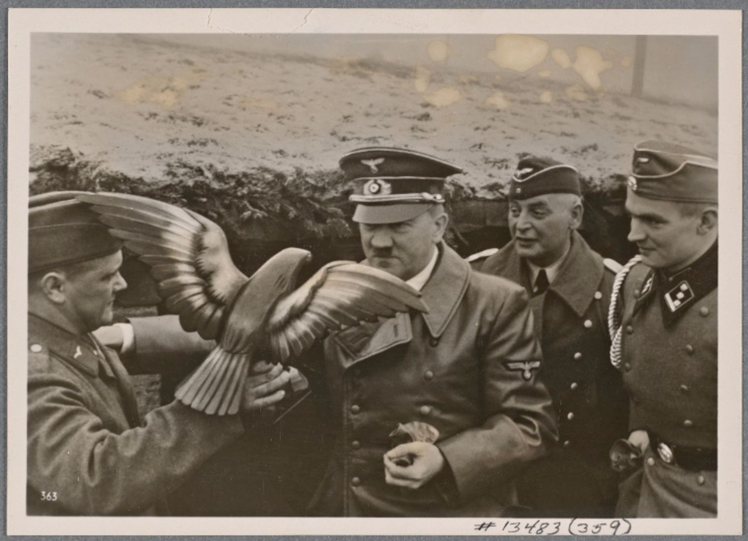 Адольф Гитлер посещает авиабазу люфтваффе. Ему подарили резного деревянного орла ручной работы, 1939 год