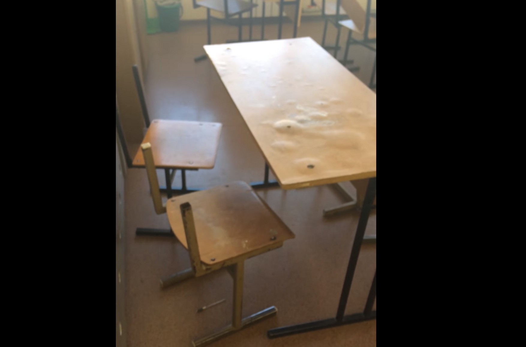 ребенок сломал стул в школе