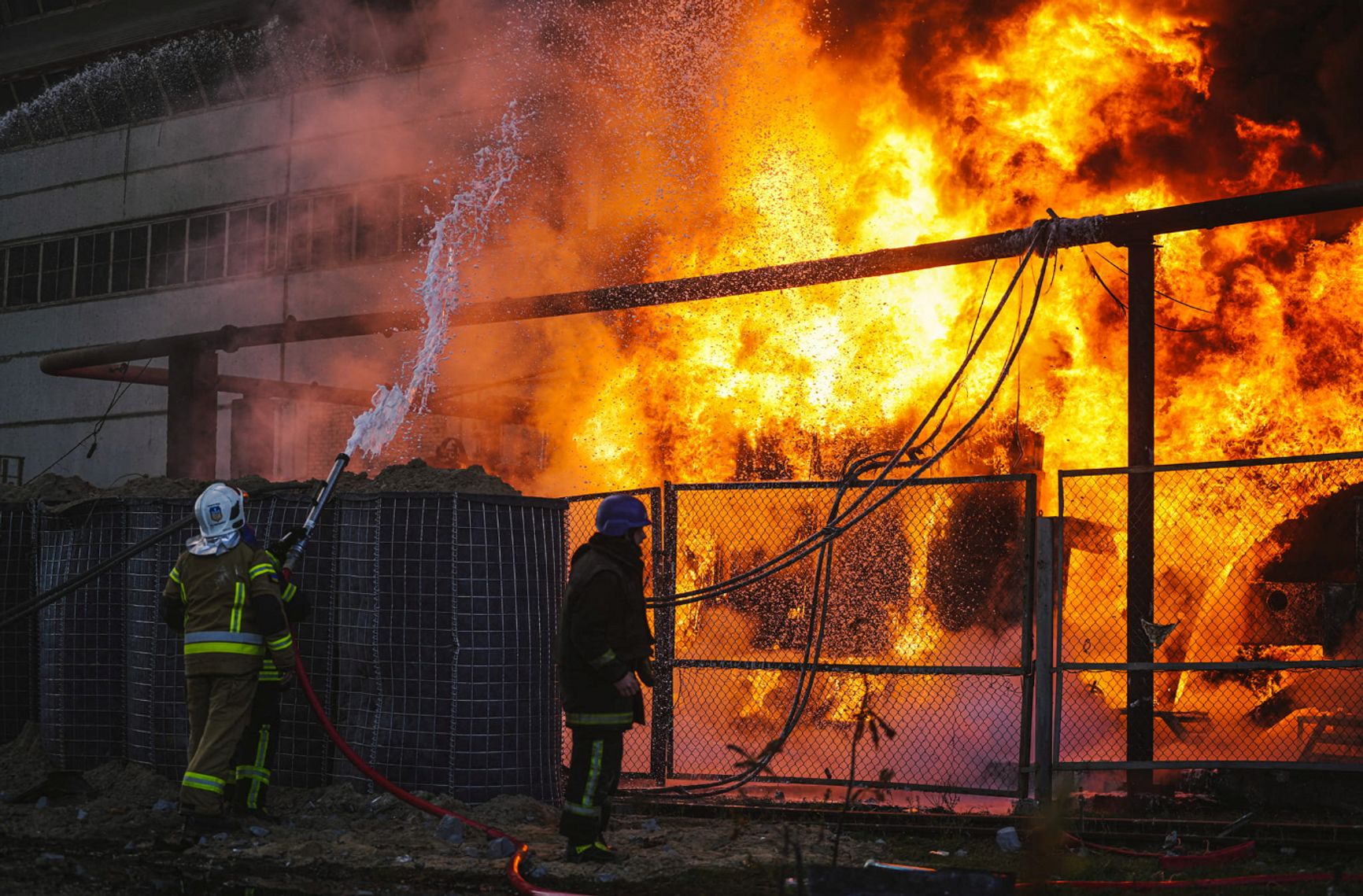 Пожар после попадания ракеты по энергостанции в Киеве, 18 октября 2022 года