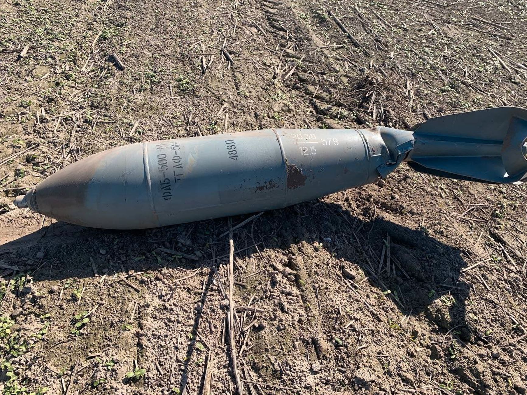 Обломок модуля УМПК российской авиабомбы, упавшей в поле на территории Украины