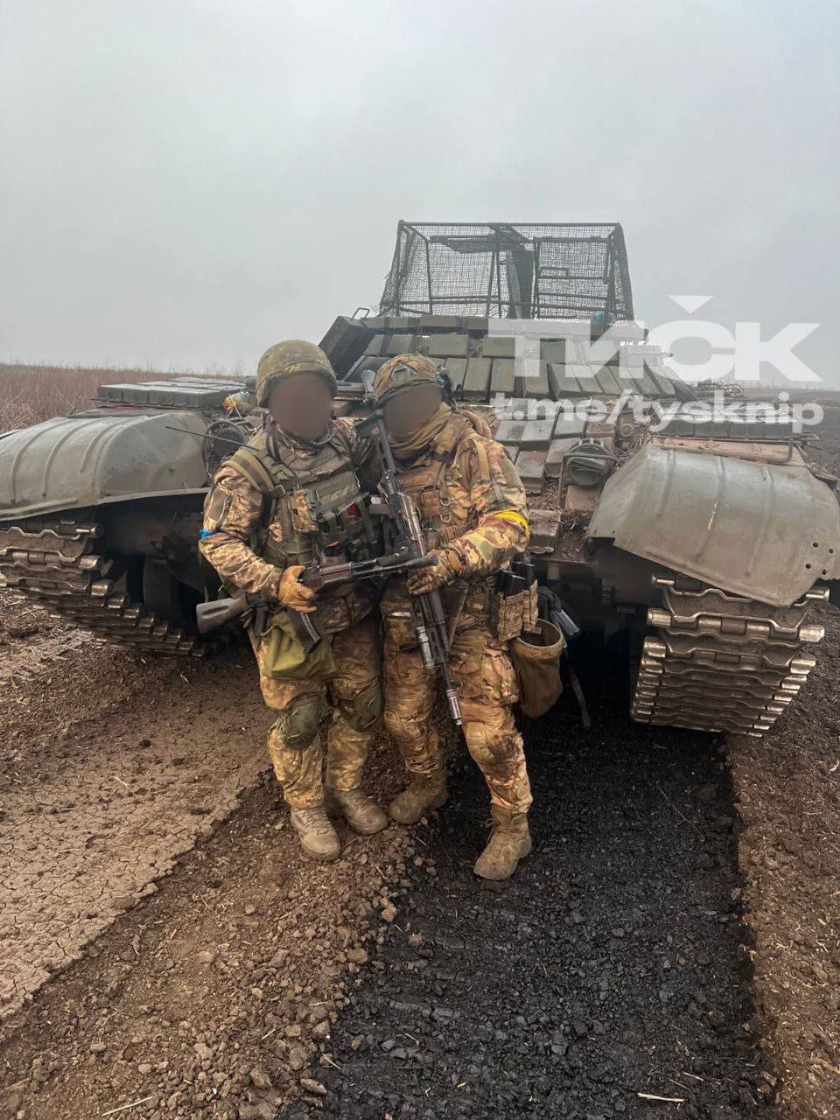 Украинские военные позируют на фоне тяжелого отечественного БТР на базе Т-72