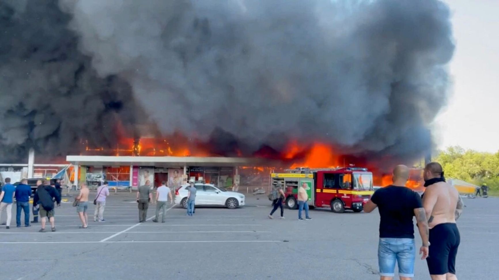 Последствия ракетного удара по торговому центру в Кременчуге 