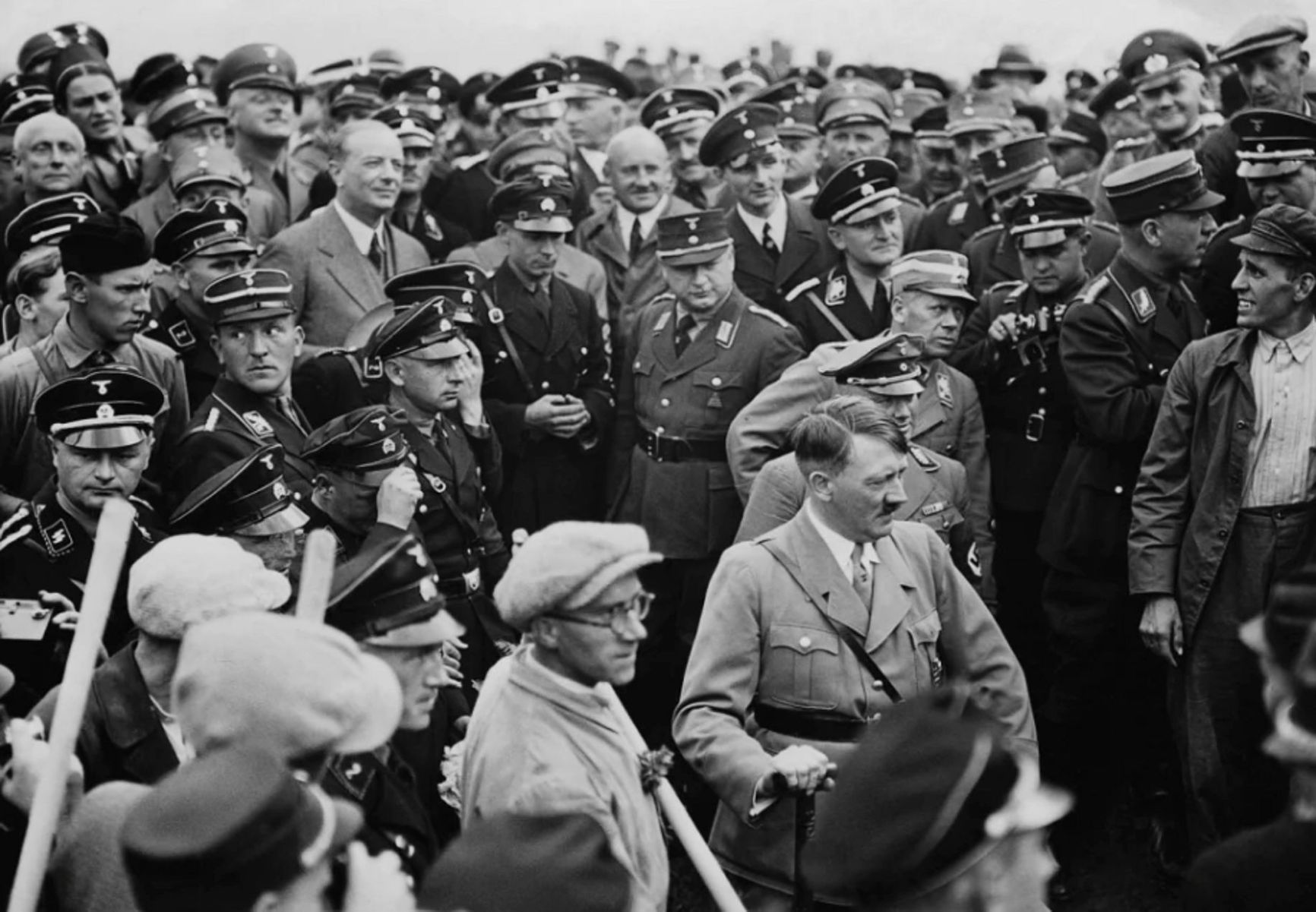 Hitler at the groundbreaking ceremony for the Reichsautobahn in Frankfurt am Main  sueddeutsche.de