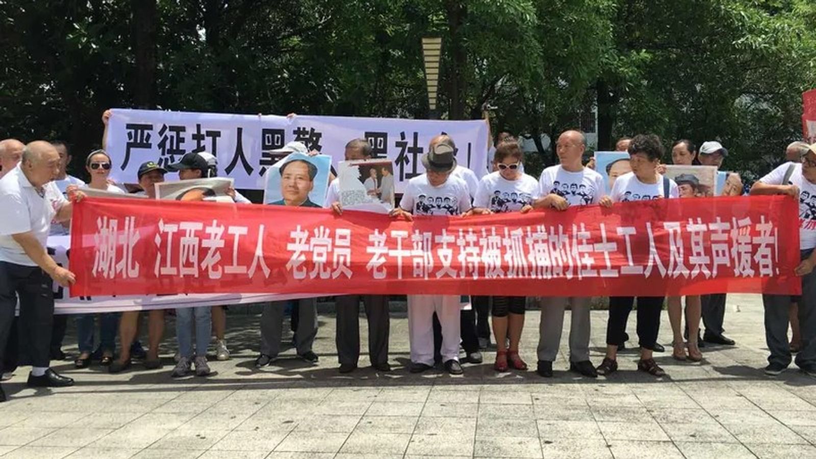 Протестующие поддерживают бастующих рабочих фабрики Jasic возле полицейского участка, Китай, 6 августа 2018 г.