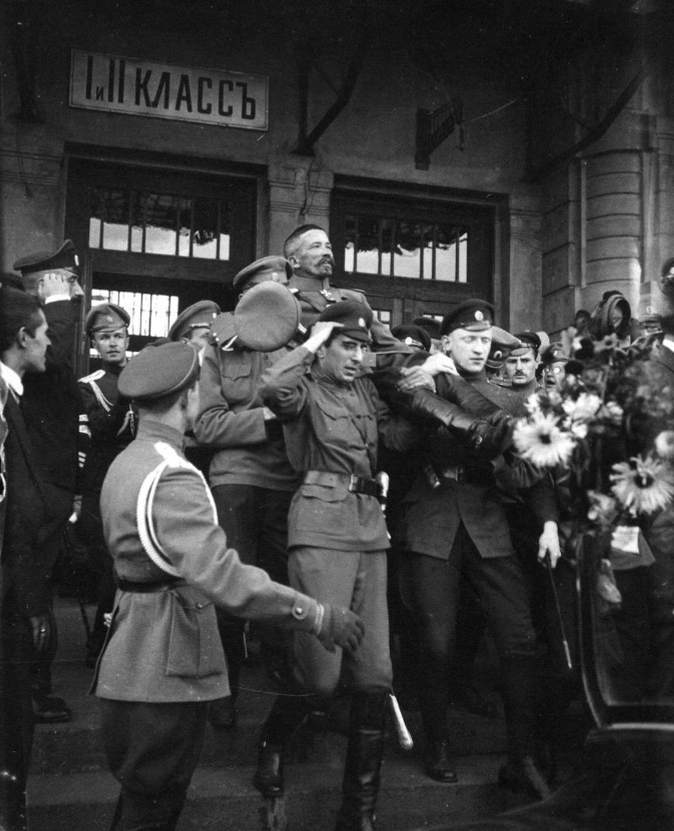 Сторонники несут на руках Корнилова, прибывшего на Всероссийское совещание в Москву