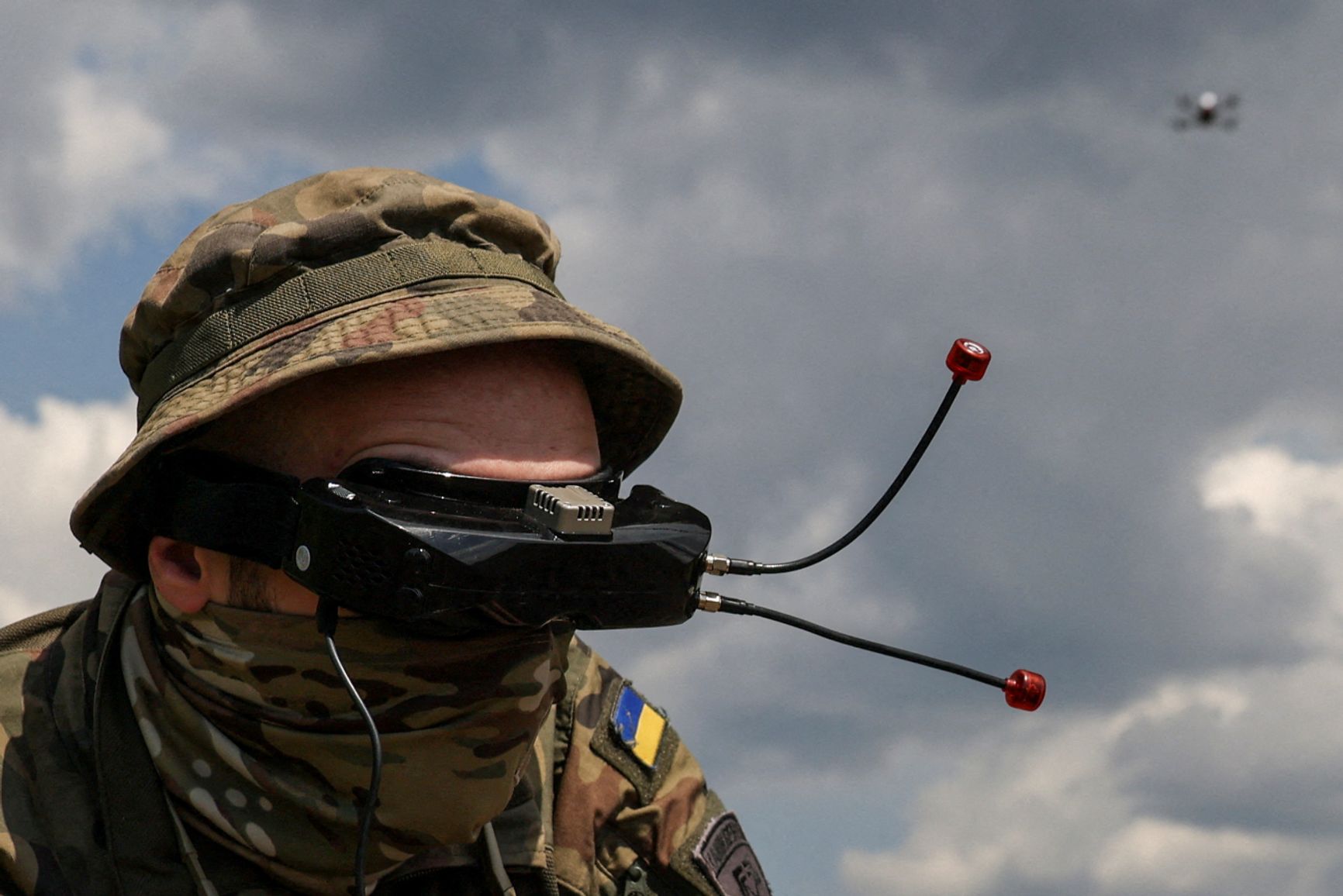 Украинский морпех управляет FPV-дроном. Днепропетровская область, 15 мая 2023 года