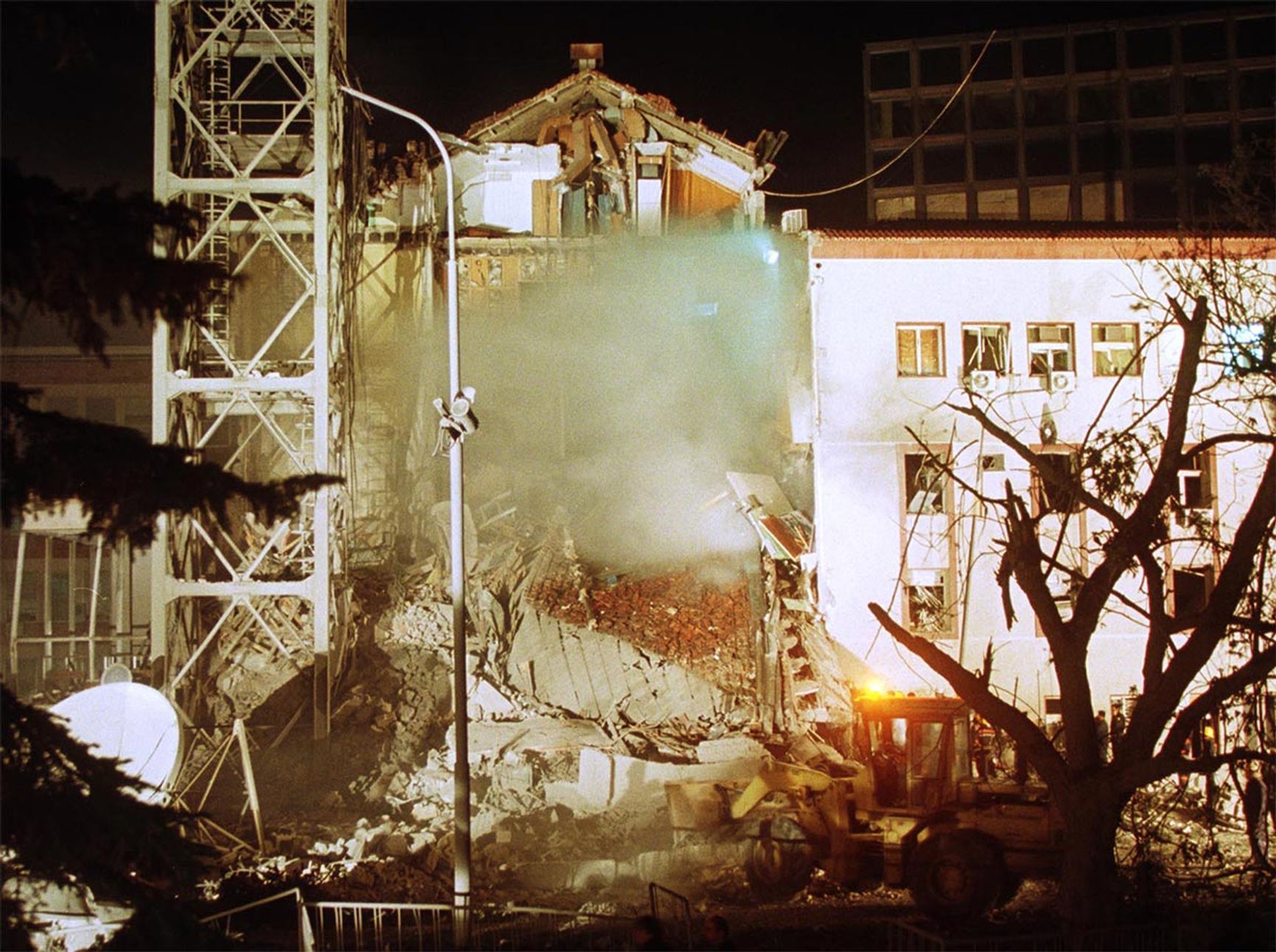 Уничтоженное здание Радио и Телевидения Сербии. 