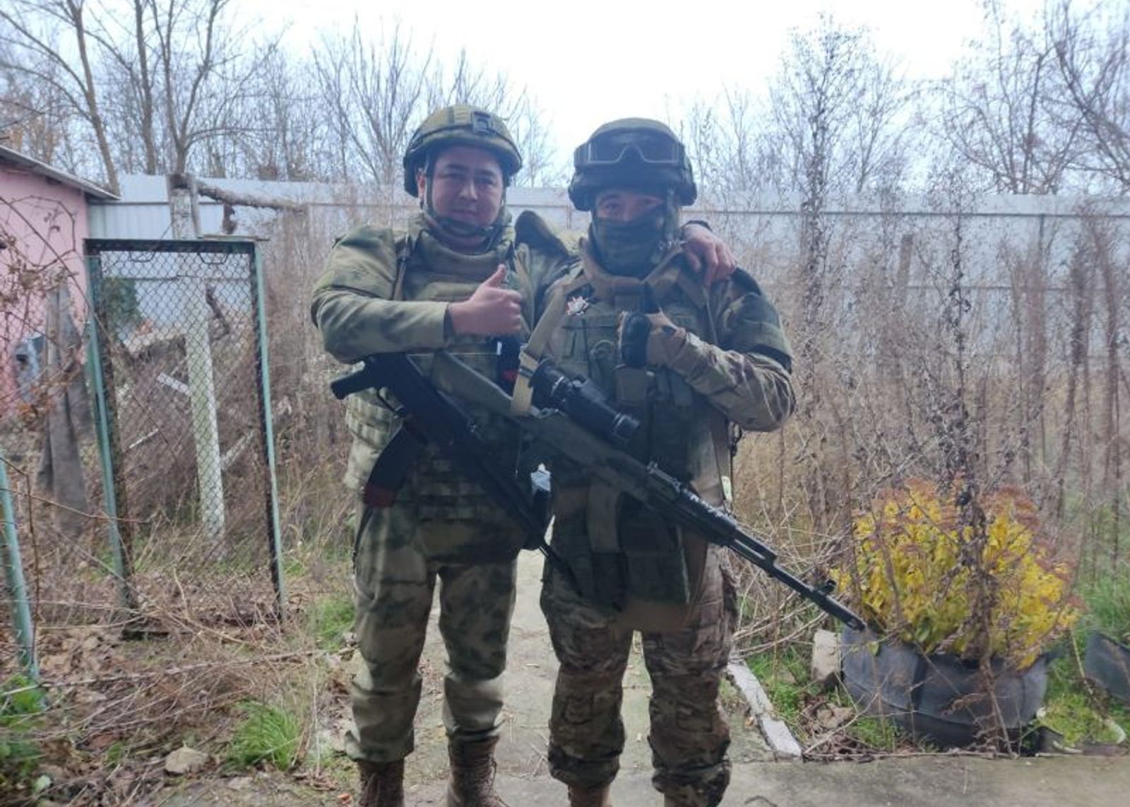 Замполит Бадранов — живой и здоровый (слева)