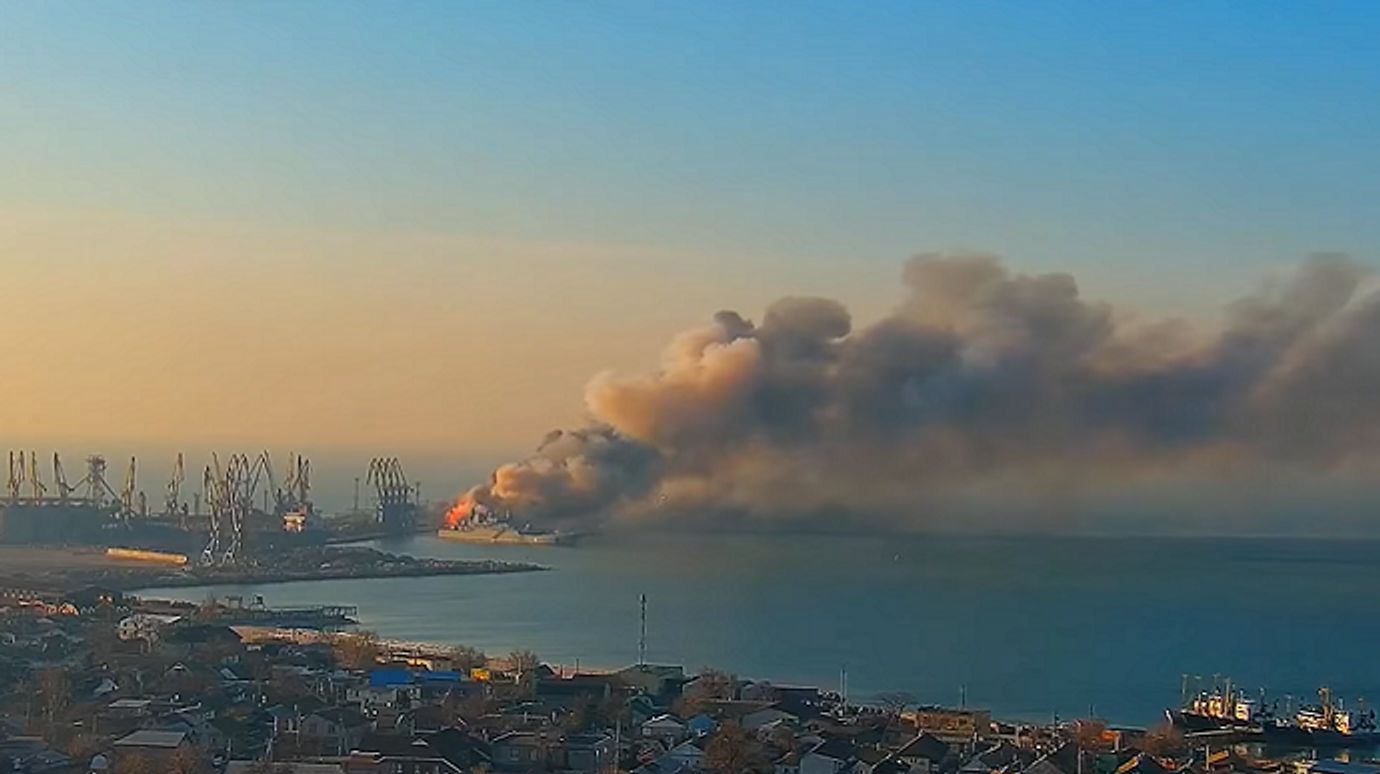 БДК «Саратов» горит после взрыва в Бердянске, 24 марта 2022 г.