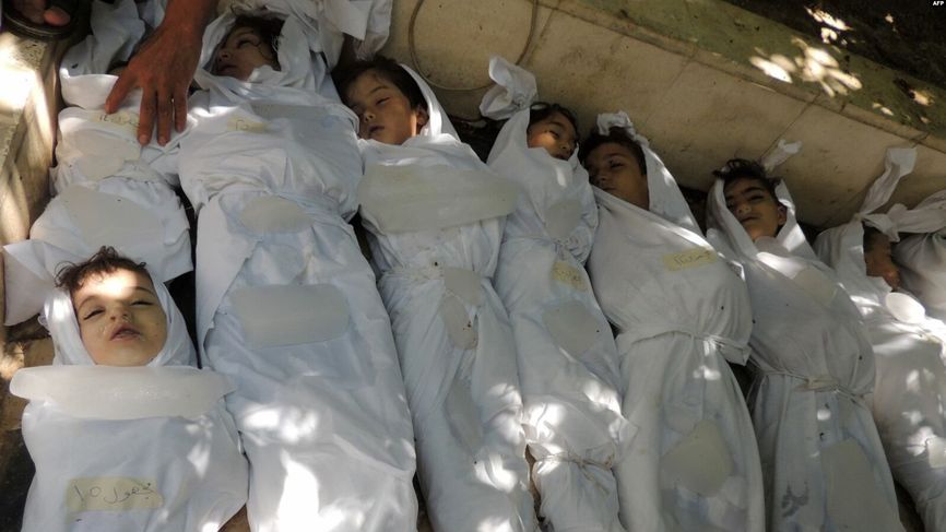 Сирийские дети, погибшие при авиаударе с применением химоружия в пригороде Дамаска