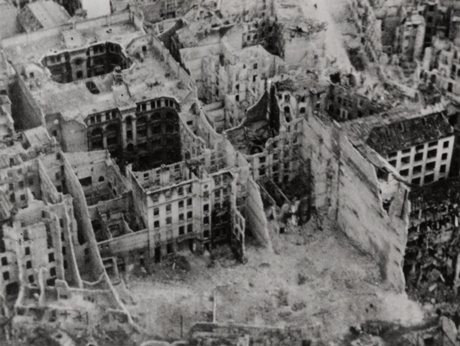 Вид с воздуха на разрушенные здания в Берлине, 1945 год