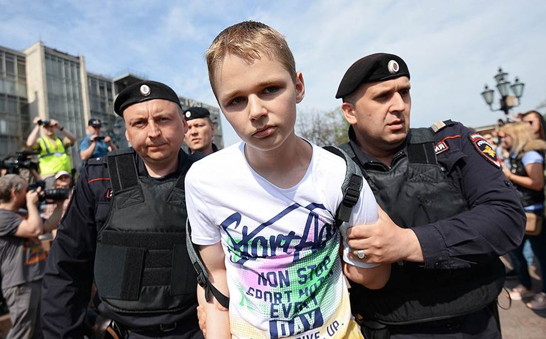 Дети на митинге навального. Школьники на митинге. Школьники на митинге Навального. Несовершеннолетние на митинге.