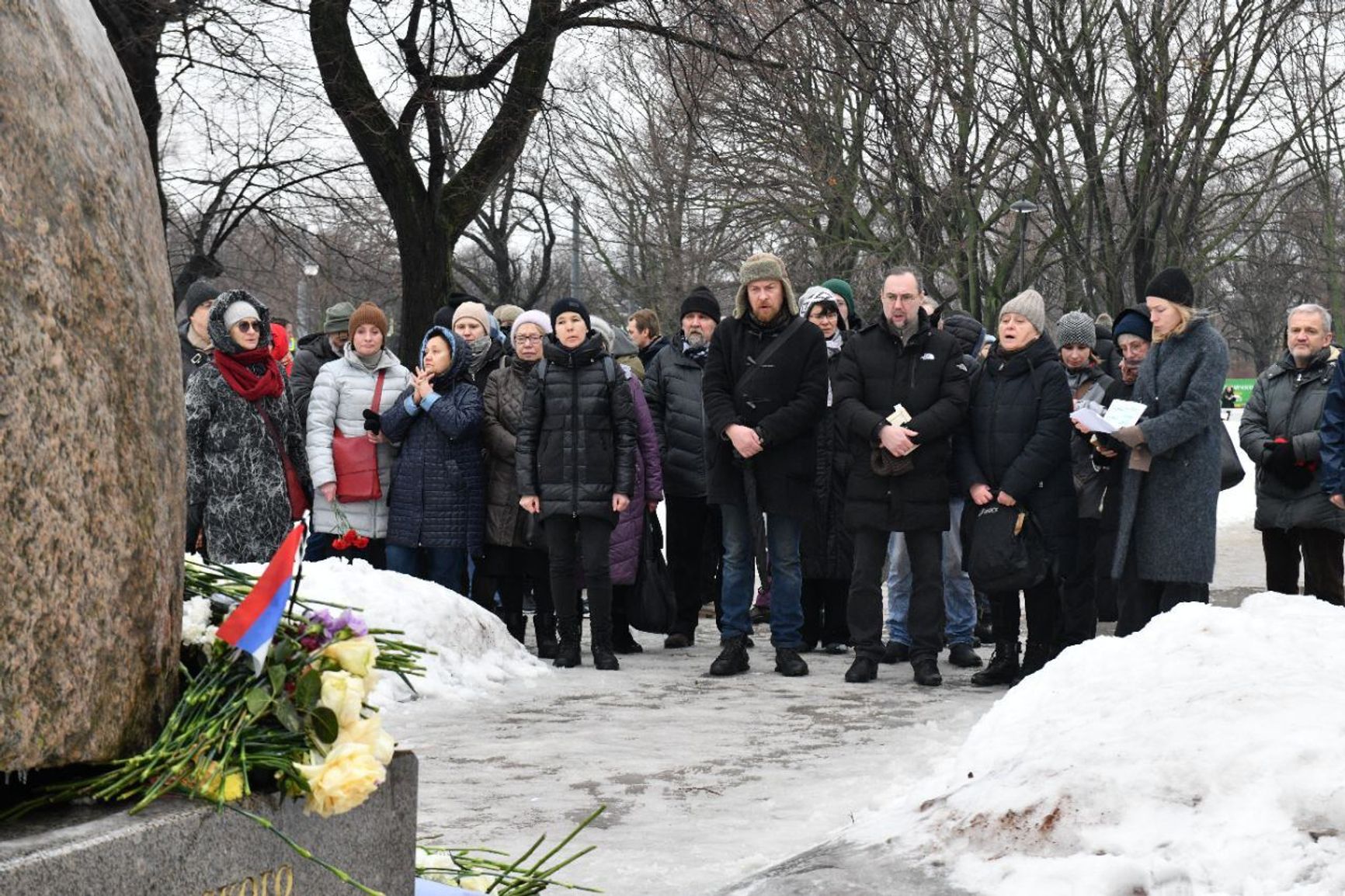 Панихида по Алексею Навальному у Соловецкого камня в Петербурге. Фото: «Бумага»