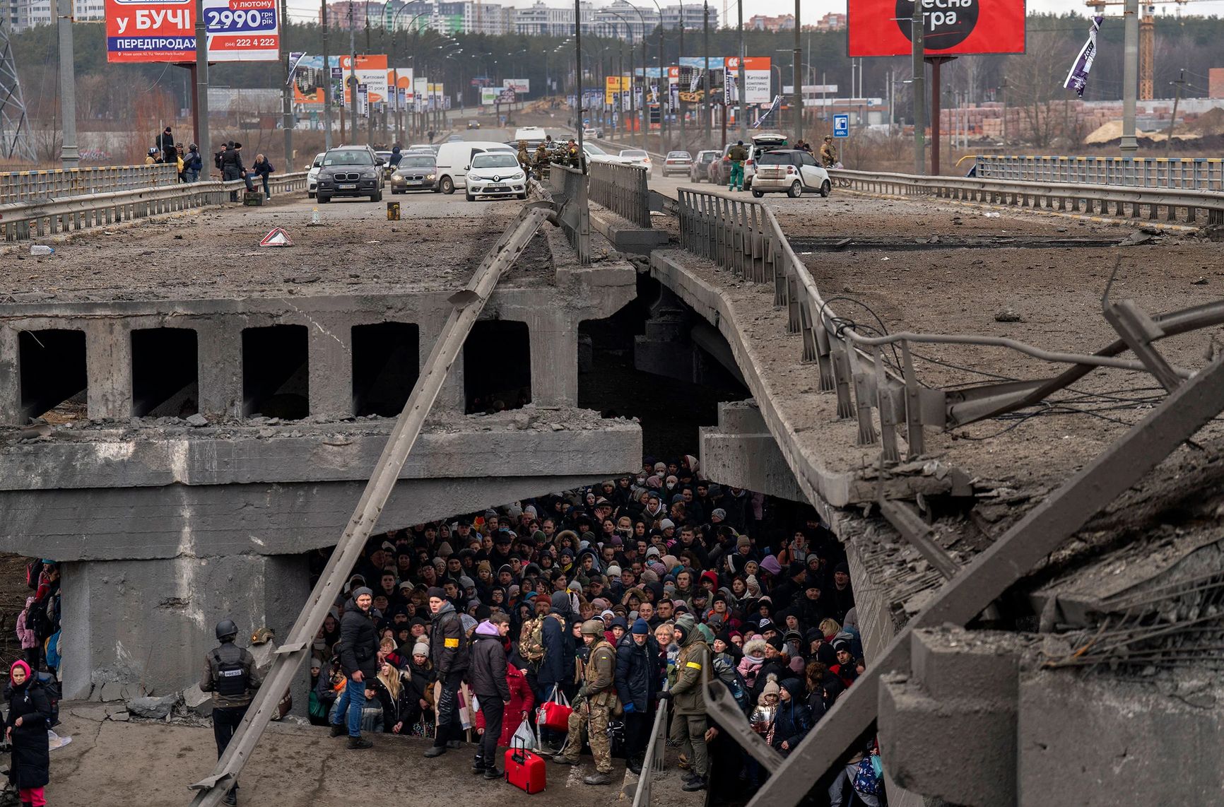 Украинцы под разрушенным мостом пытаются эвакуироваться через реку из Ирпеня на окраине Киева, Украина, 5 марта