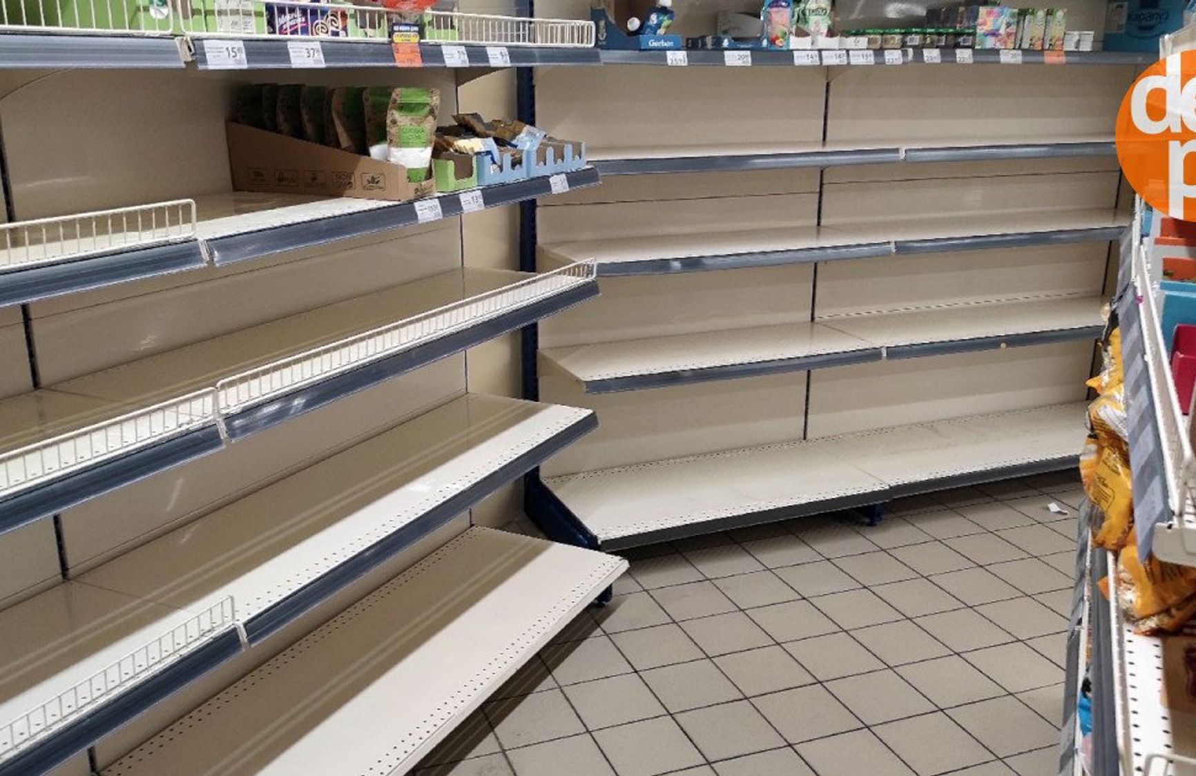 Пустые полки в херсонском супермаркете