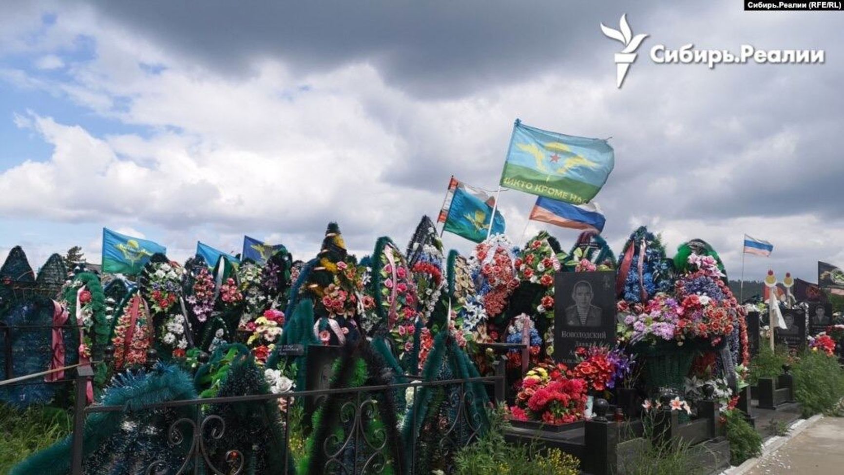 Кладбище «Южное» в Улан-Удэ. По дороге на кладбище висит агитационный билборд с надписью «Присоединяйся к своим».