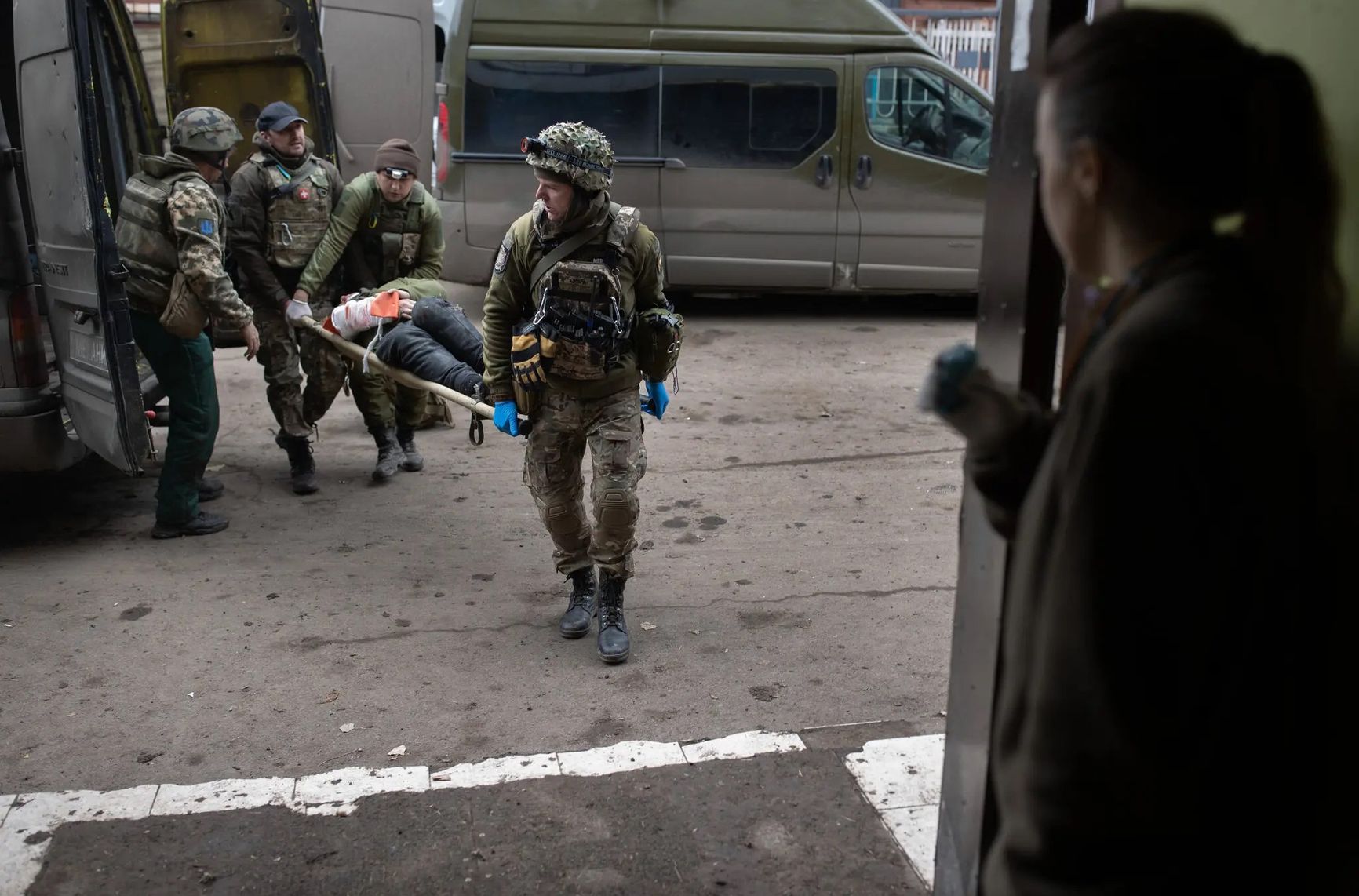 Transporting a wounded soldier to Bakhmut hospital on Friday. The day before, 240 people were admitted to the hospital.