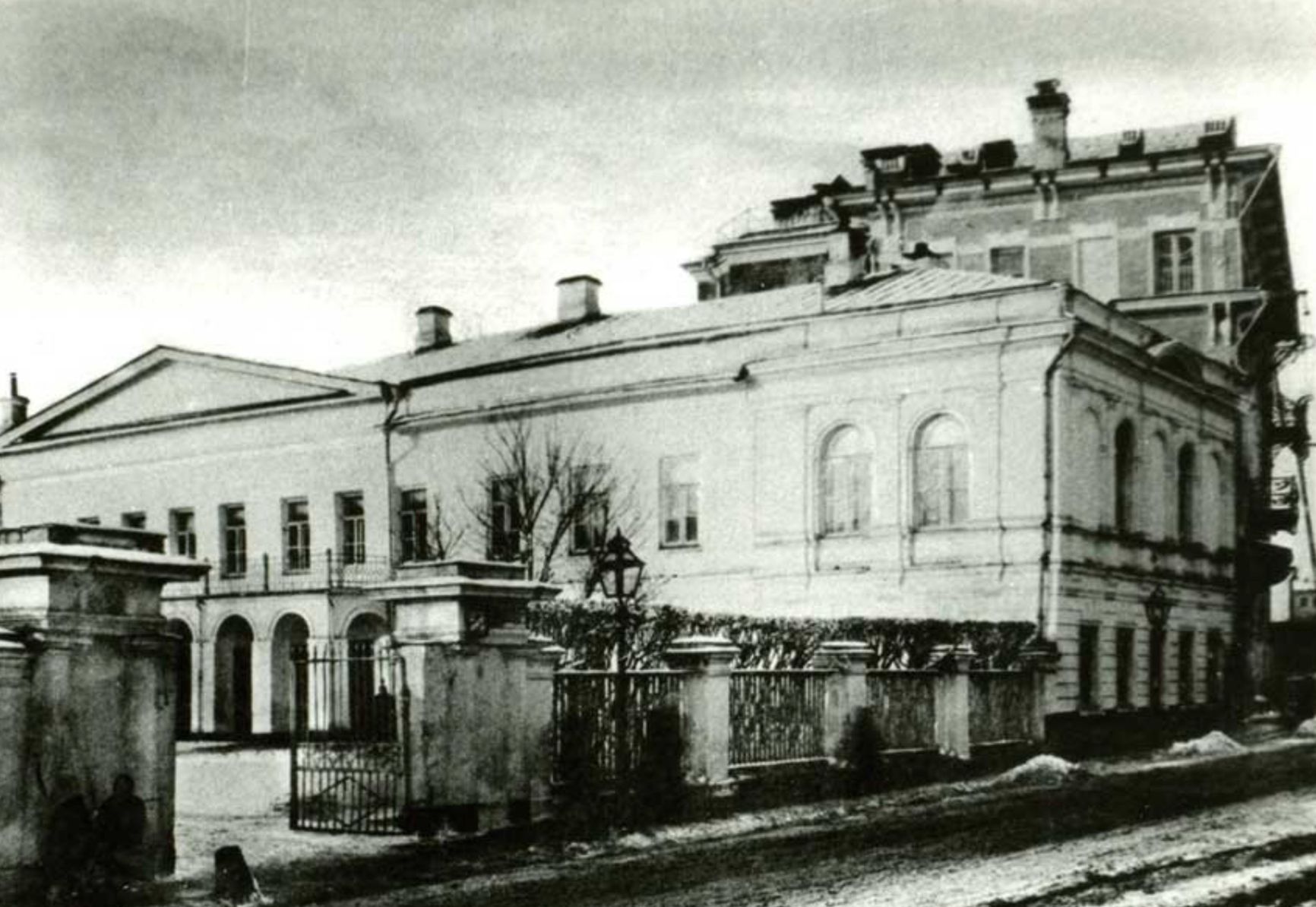 Count A.P. Tolstoy's house on Nikitsky Boulevard, where Gogol lived and died. Photo taken in 1901