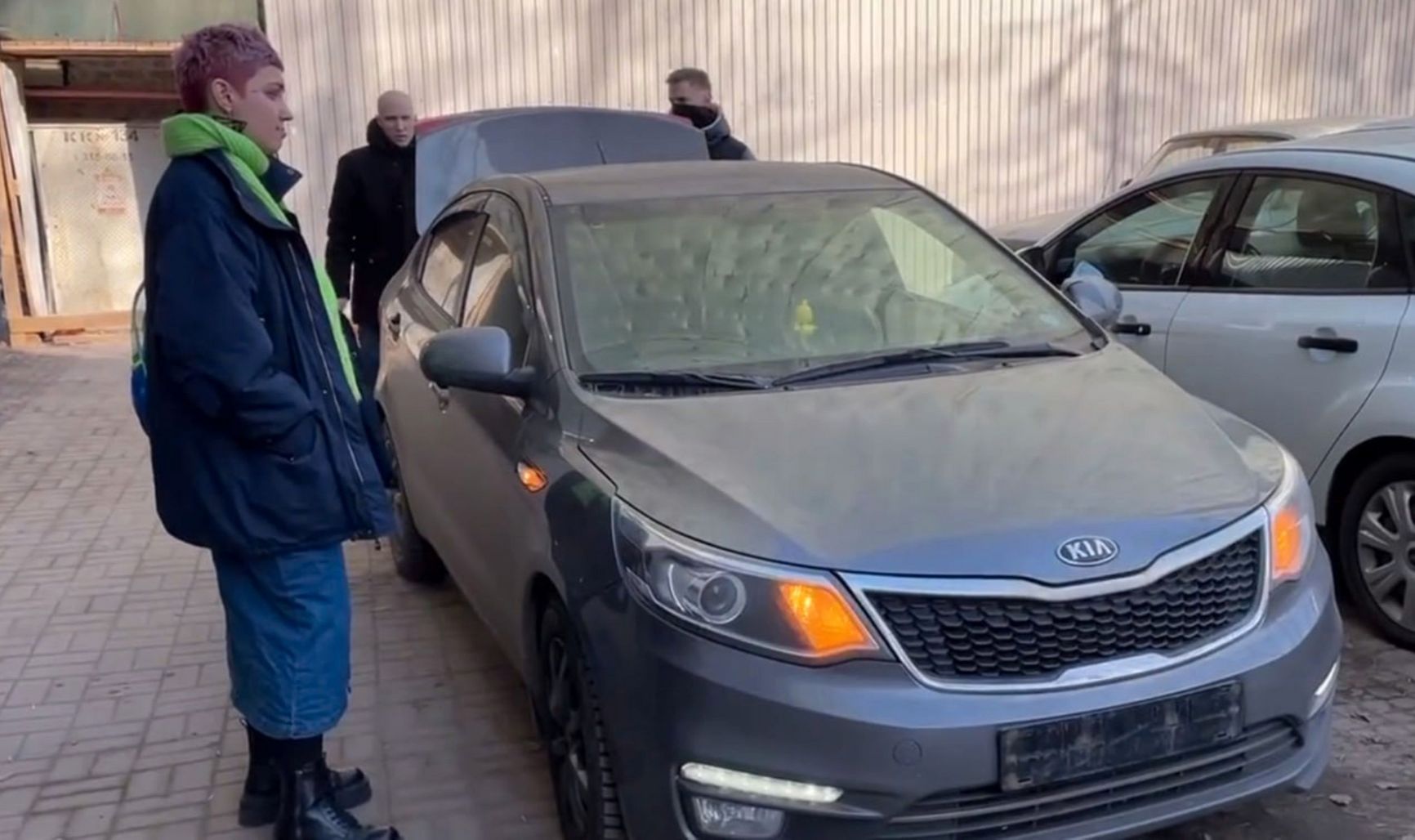 Катрин Ненашеву увозят на машине без номеров. Фото: Sota