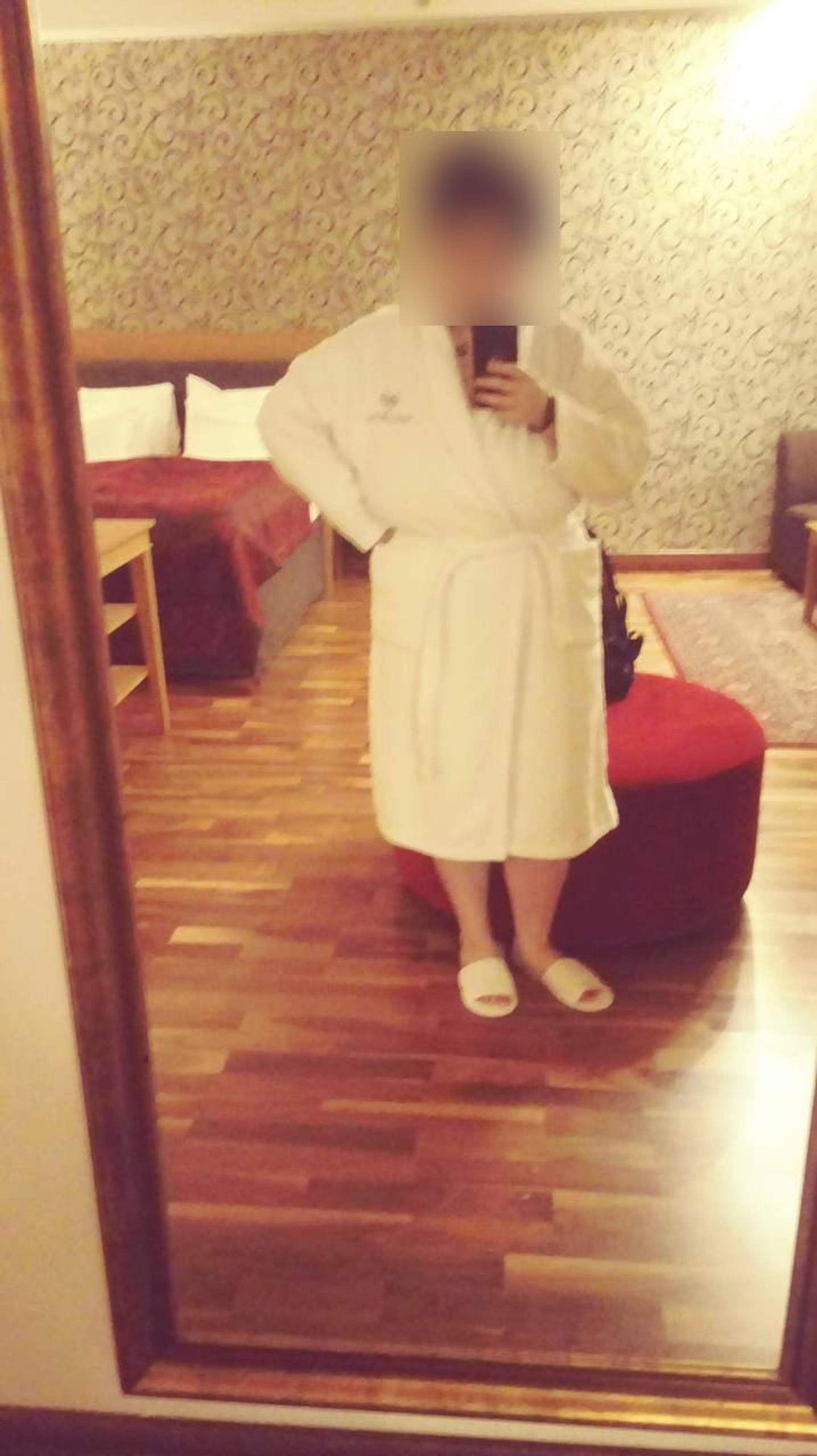Masha in the hotel room waiting for Prigozhin