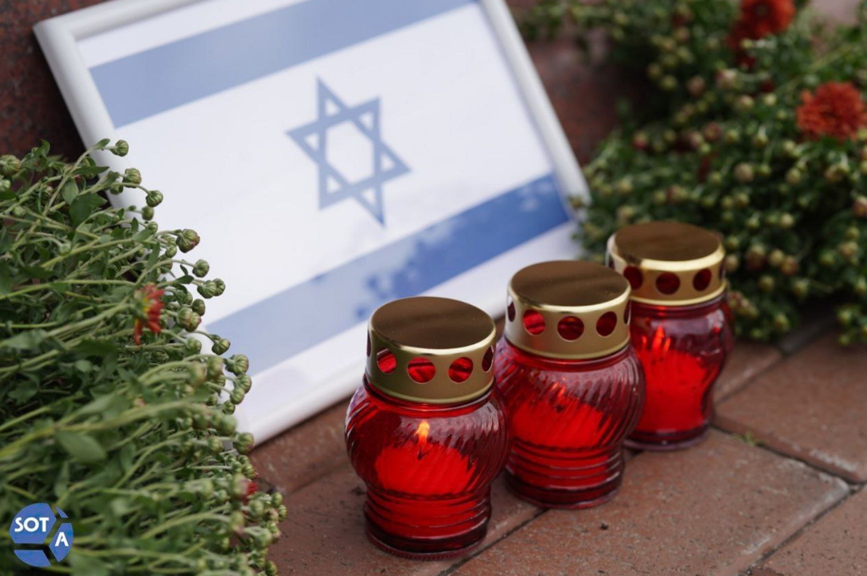 Импровизированный калининградский мемориал в память о погибших в Израиле