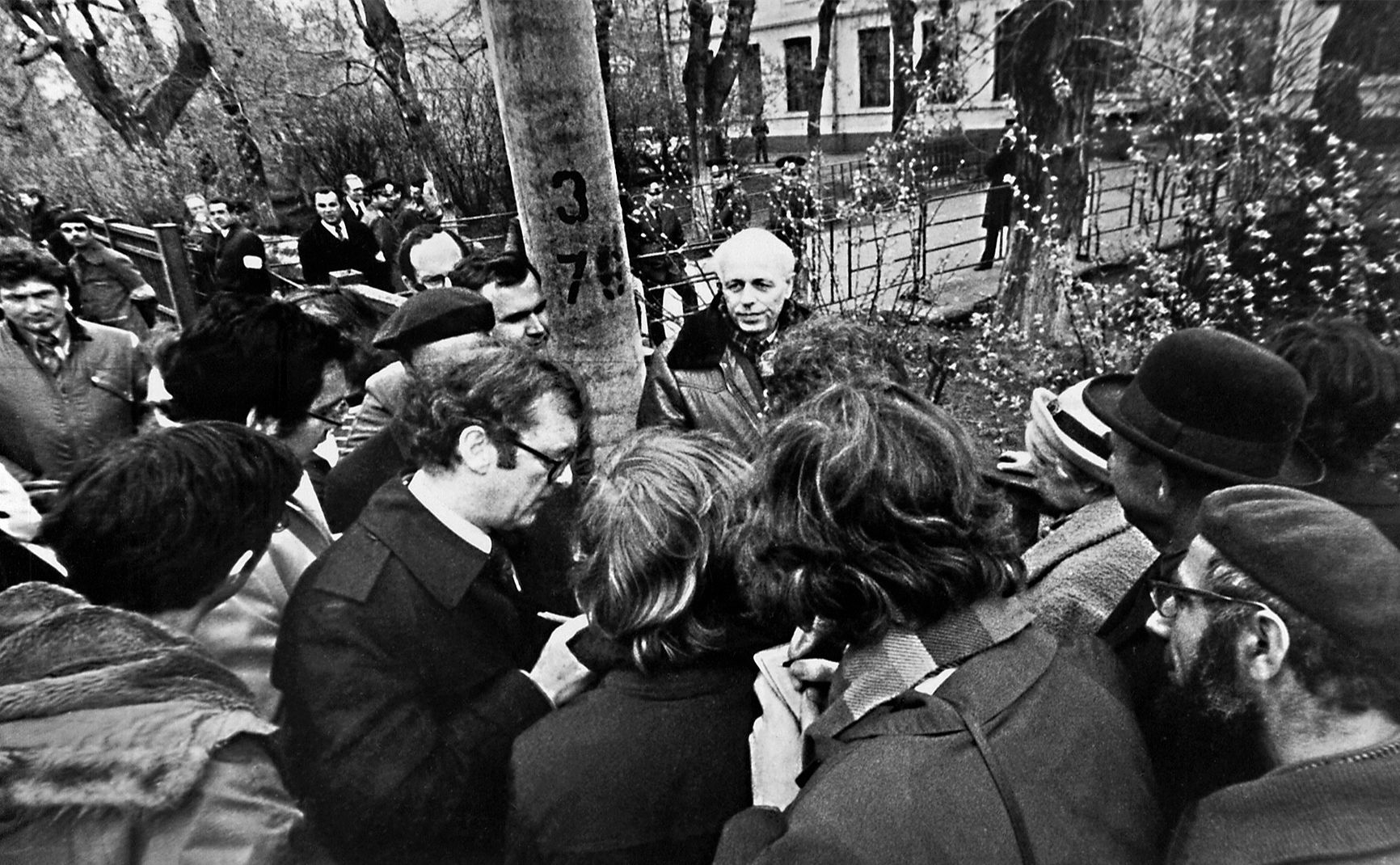Андрей Сахаров около суда во время процесса над Юрием Орловым. Май 1978 года
