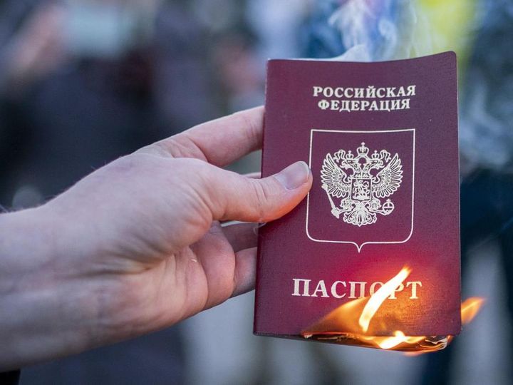 Токсичная книжечка». Россияне за рубежом массово отказываются от гражданства,  но это непростая процедура — вот краткая инструкция