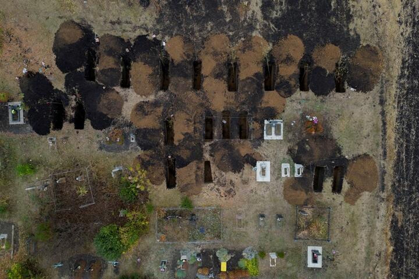 Свежевырытые могилы на кладбище в селе Гроза под Харьковом, Украина, 9 октября 2023 года