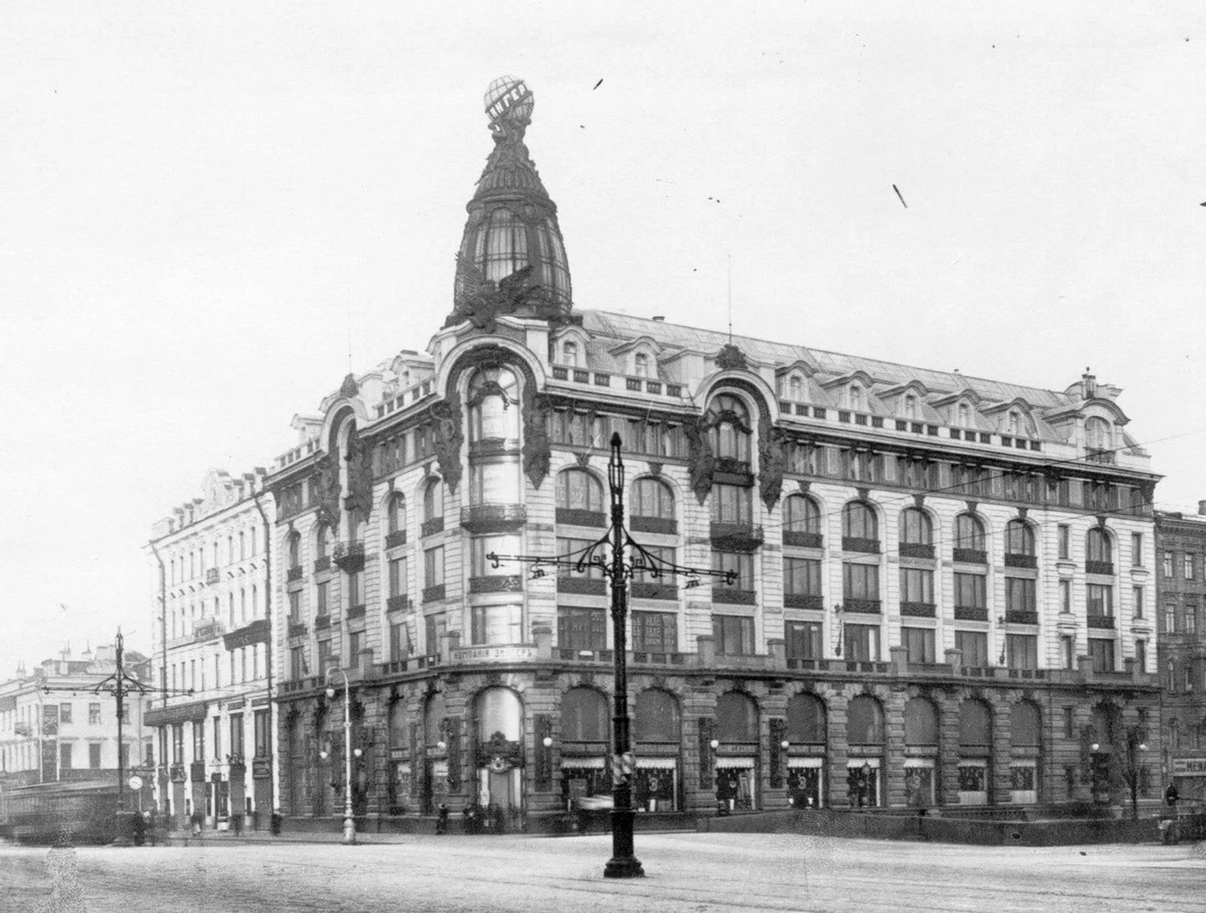 Историческое здание дома Зингера в Петербурге, ныне книжный магазин на Невском проспекте