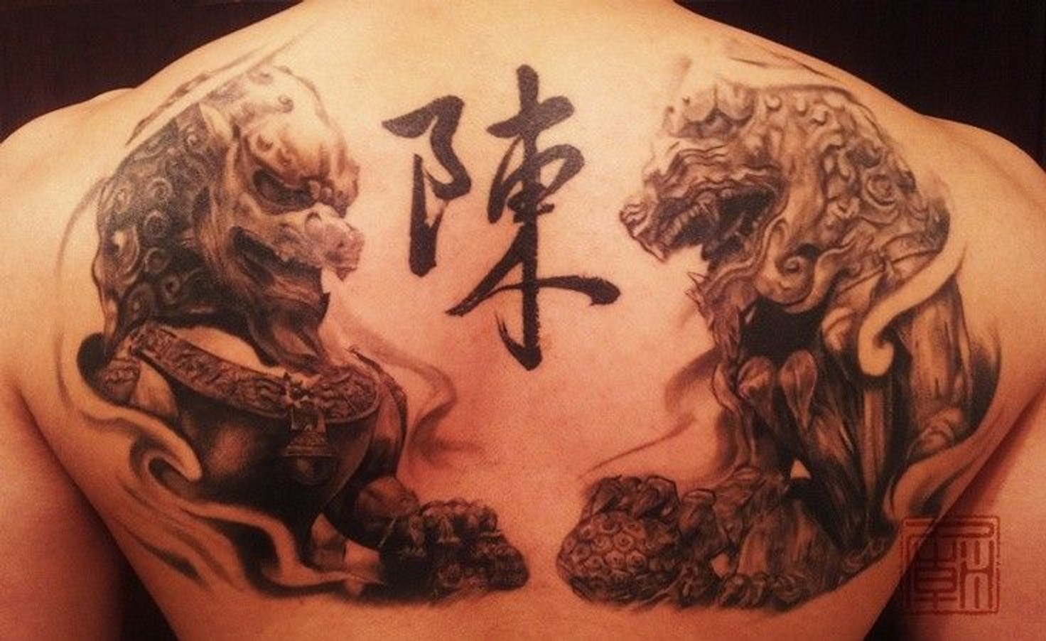 Китайский Лев тату на спине