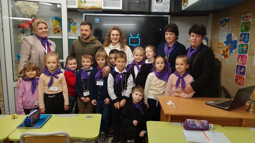 Президент Украины Владимир Зеленский с детьми при посещении метро-школы