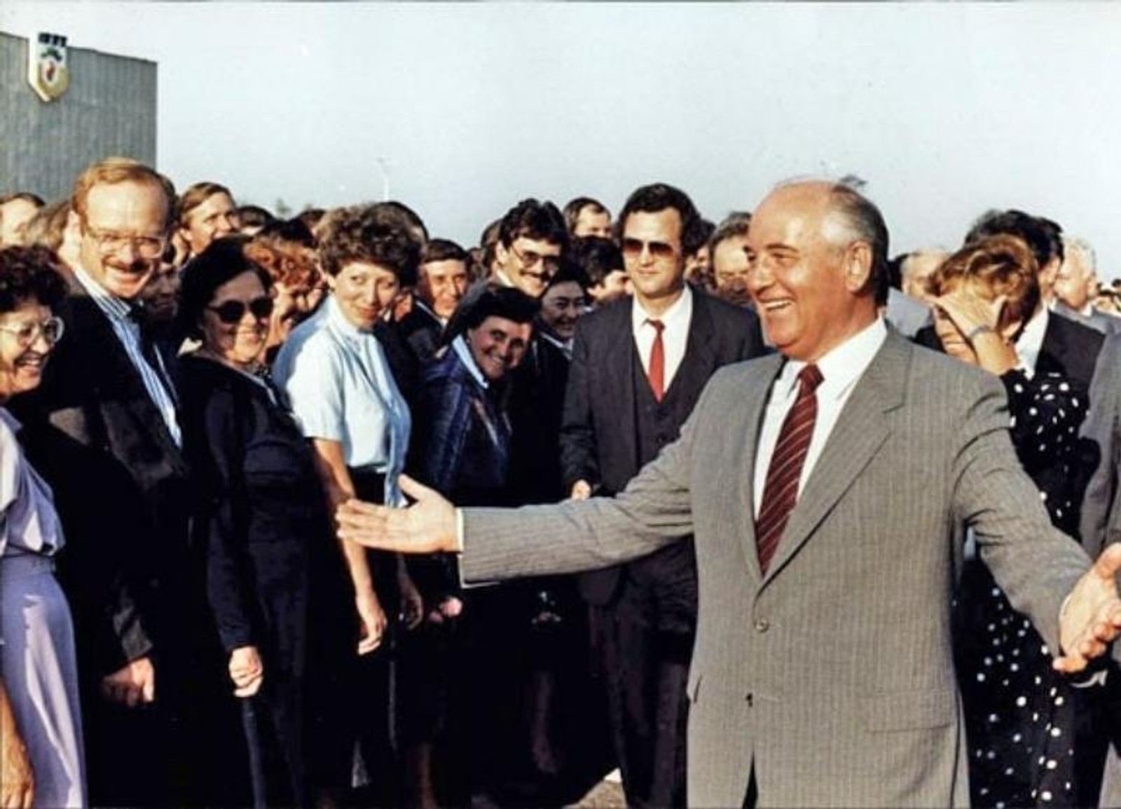 Перестройка мнения. Перестройка Горбачев с народом. Горбачев 1986 год. Горбачёв в Ставрополе 1986.
