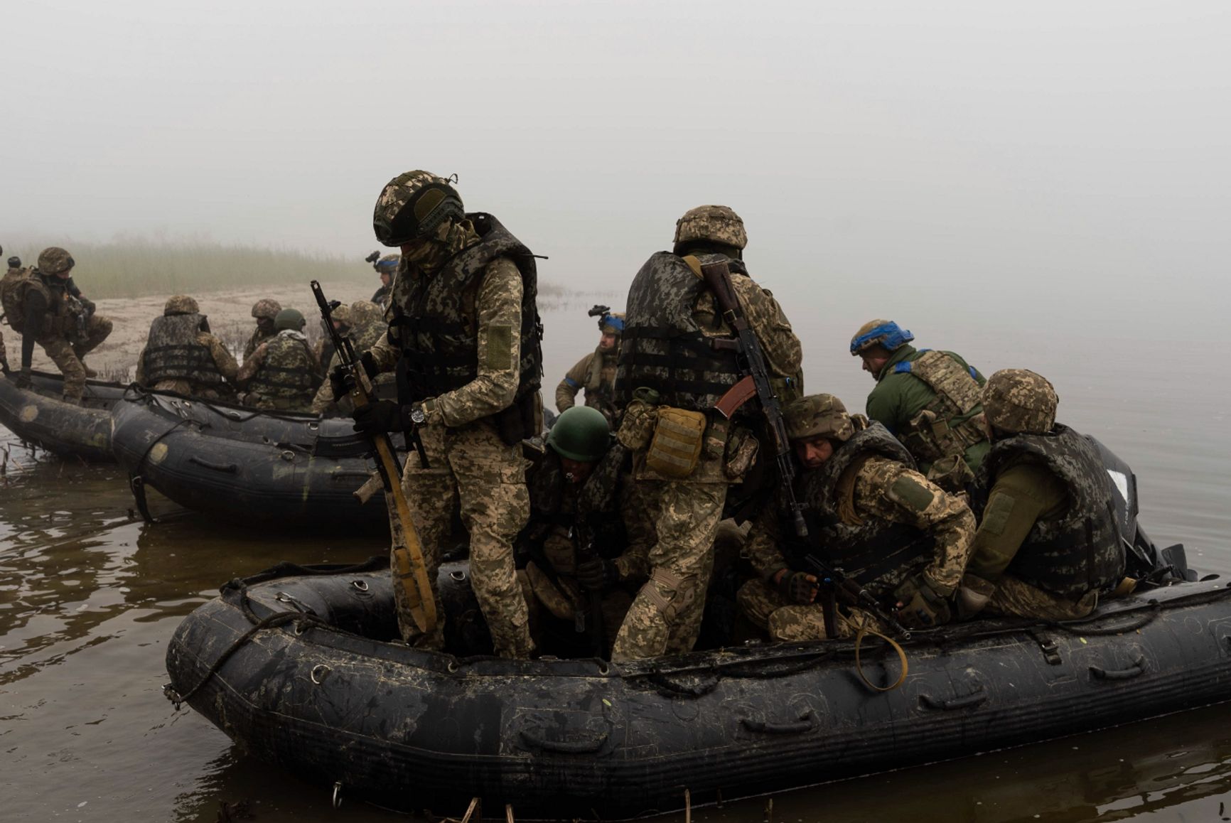 Группа украинских морских пехотинцев на берегу Днепра, 14 октября 2023 года