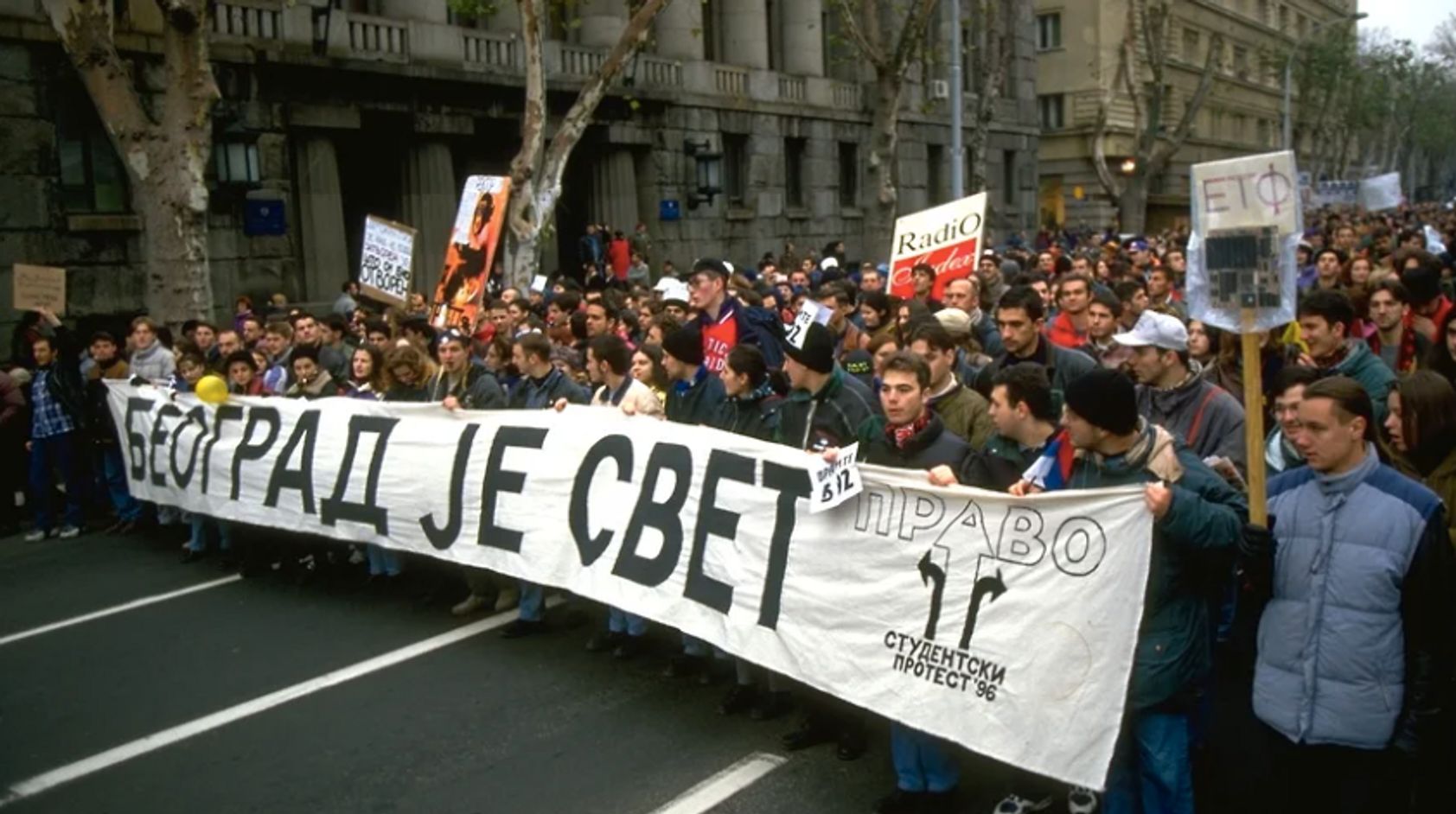 Антиправительственная демонстрация в Белграде, 1996 год. 
