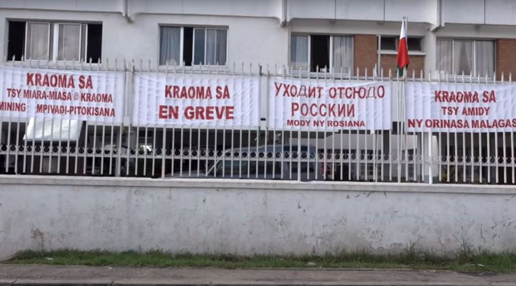 Signs at a workers’ strike at the company acquired by Prigozhin's entities in Madagascar: «Russian, go away»