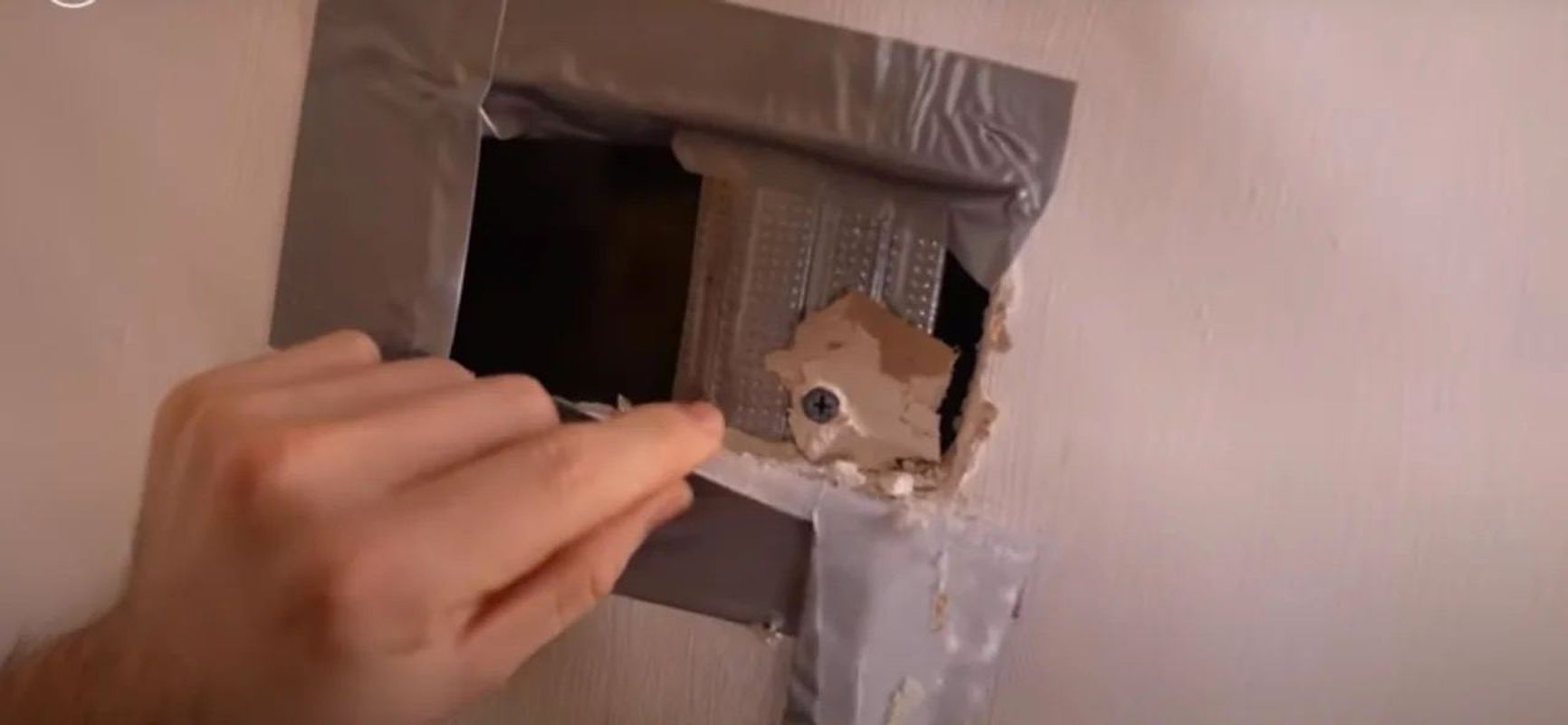 Вероятное место установки скрытой камеры в стене за вешалкой в одной из комнат