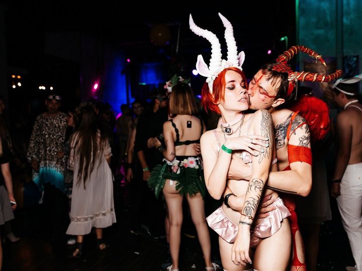 Порно видео в закрытом клубе в масках