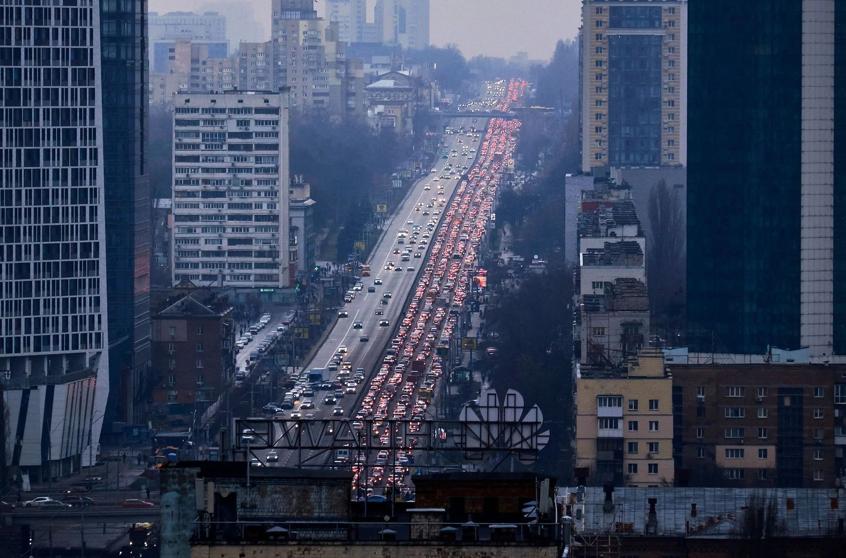 Жители Киева покидают город после ракетных ударов российских вооруженных сил по Киеву, Украина, 24 февраля