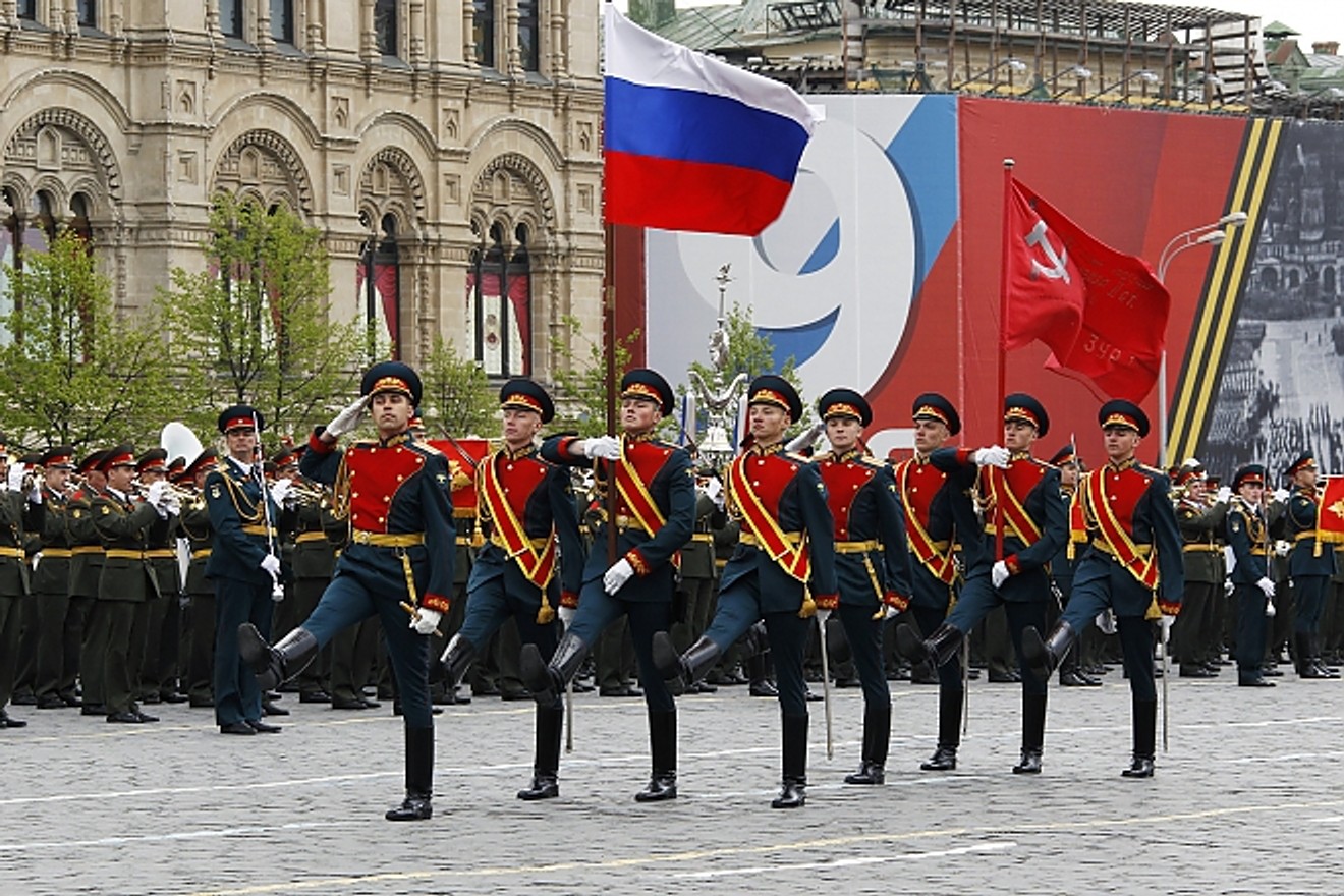 9 мая 54. Знаменная группа на параде Победы 9 мая. Знаменная группа парад Победы в Москве. Военный марш. Военные маршируют.