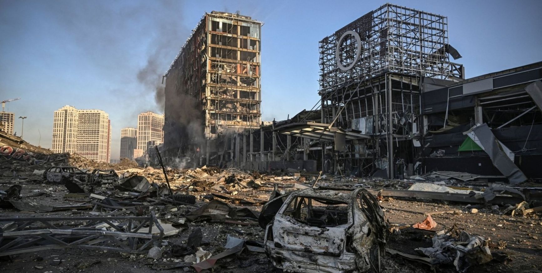 Последствия ракетного удара по торговому центру в Киеве. По некоторым данным, удар был нанесен ракетой «Кинжал»