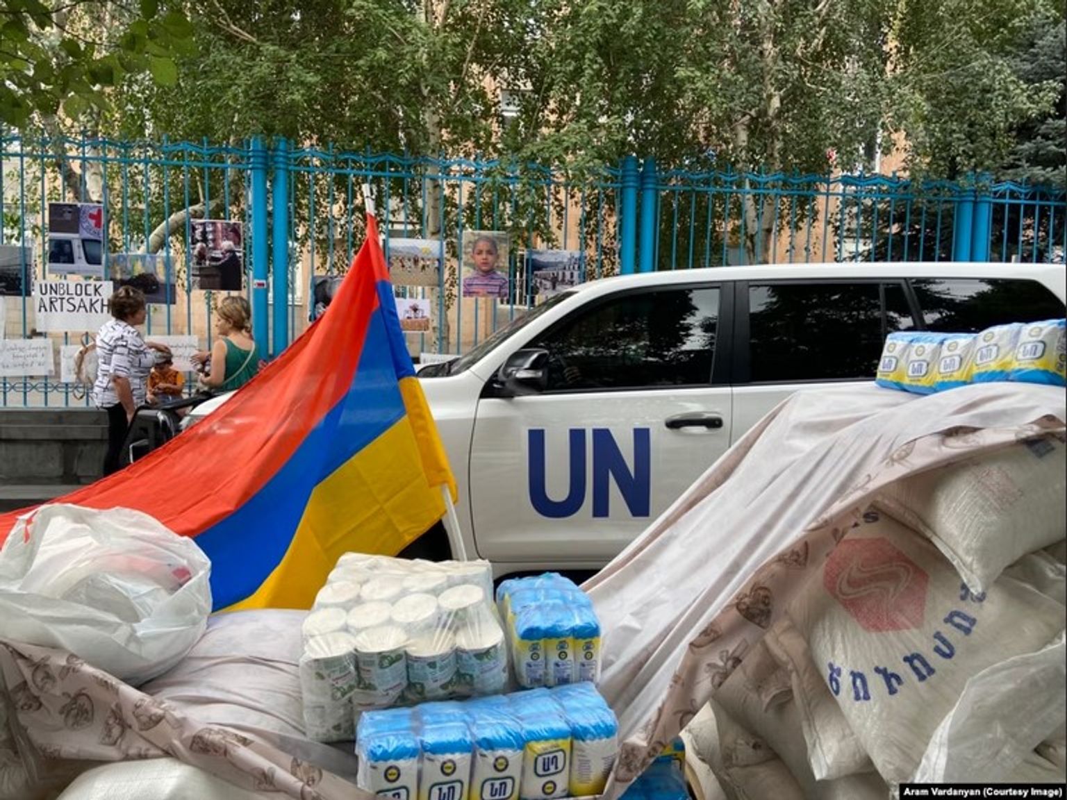 Гуманитарная помощь у офиса ООН в Ереване