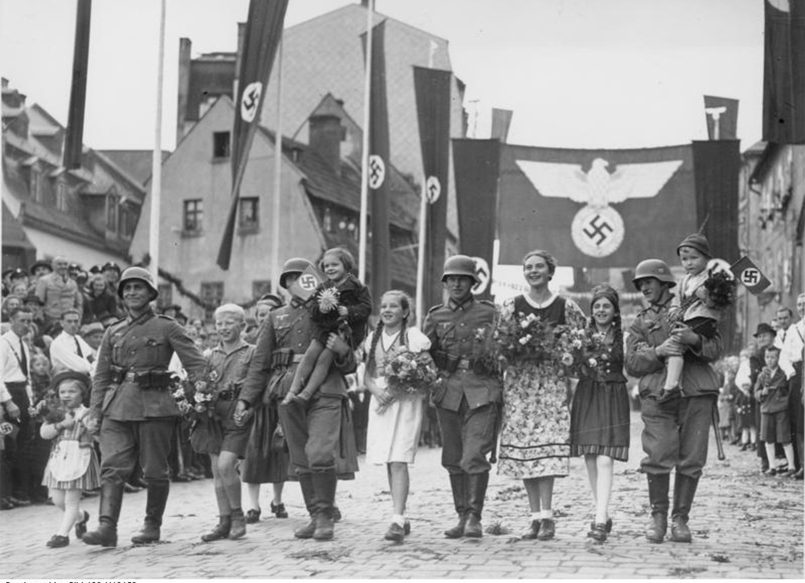Чехословакия после второй мировой. Королевство Венгрия 1920-1946. Аншлюс Судеты 1938. Судетские немцы встречают Гитлера. Судетские немцы в Чехословакии.