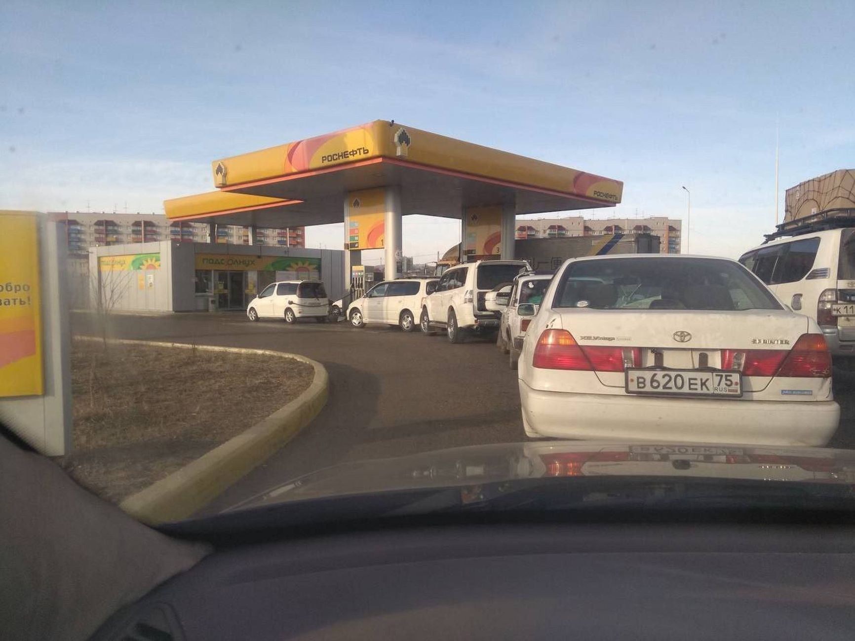Queues of departing Belgorod residents at the gas station