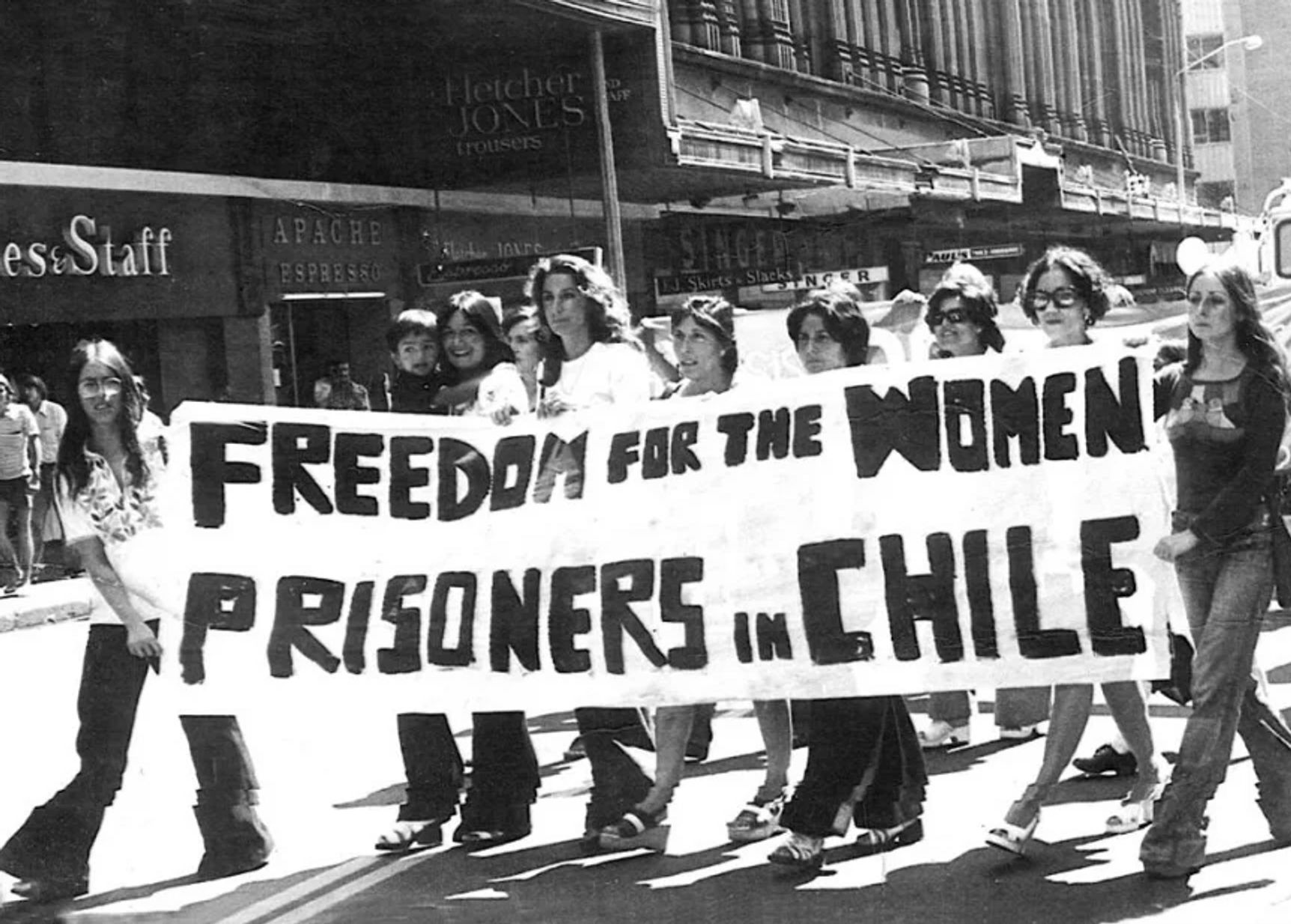 Марш в честь Международного женского дня в Сиднее. Крайняя слева — Мишель Бачелет. 1975 год 