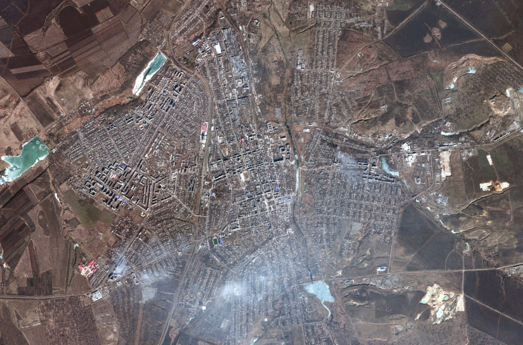 Спутниковые снимки Бахмута от Maxar. Кадры датируются 6 марта.